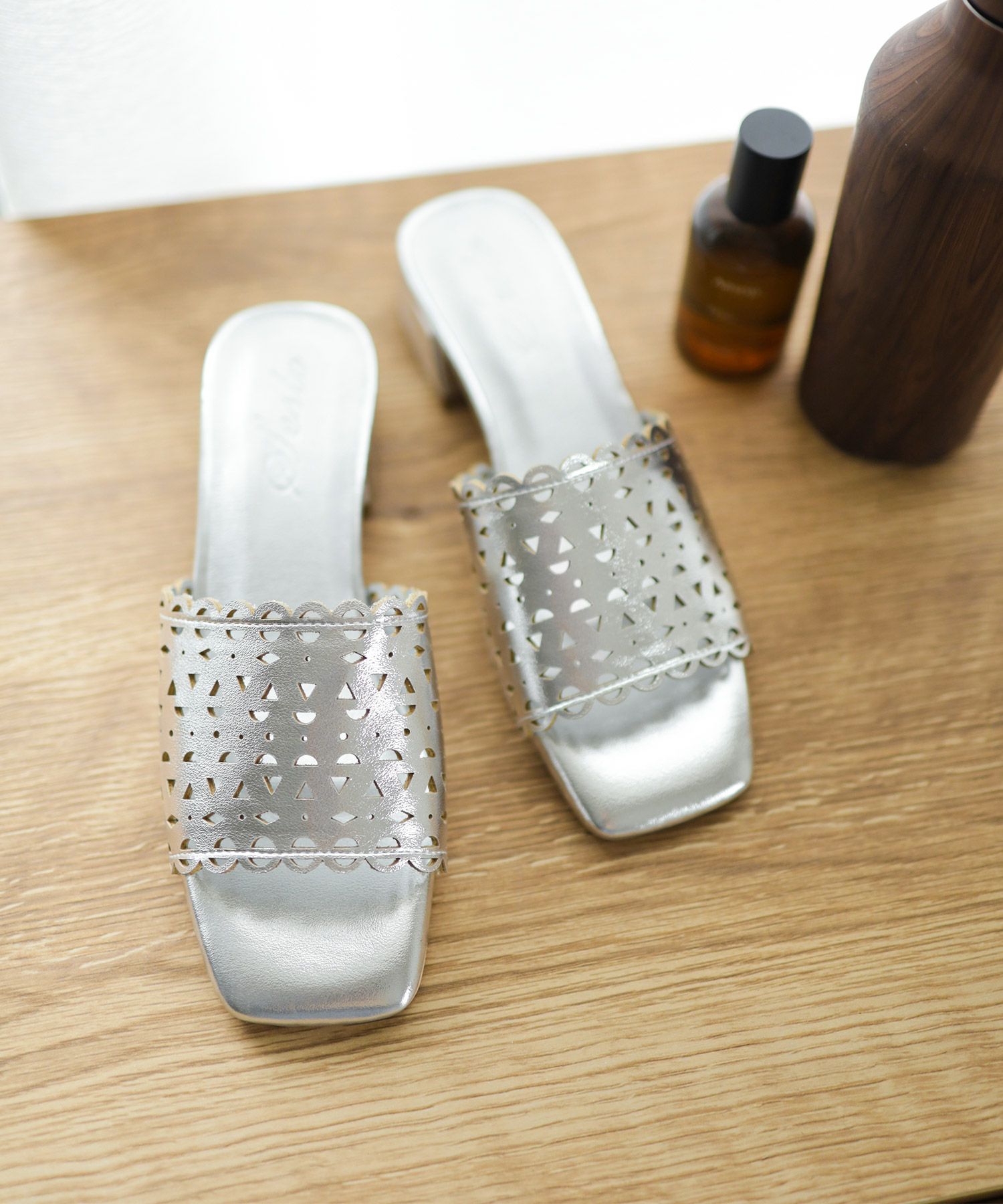 カットワークローヒールミュールサンダル▲返品不可