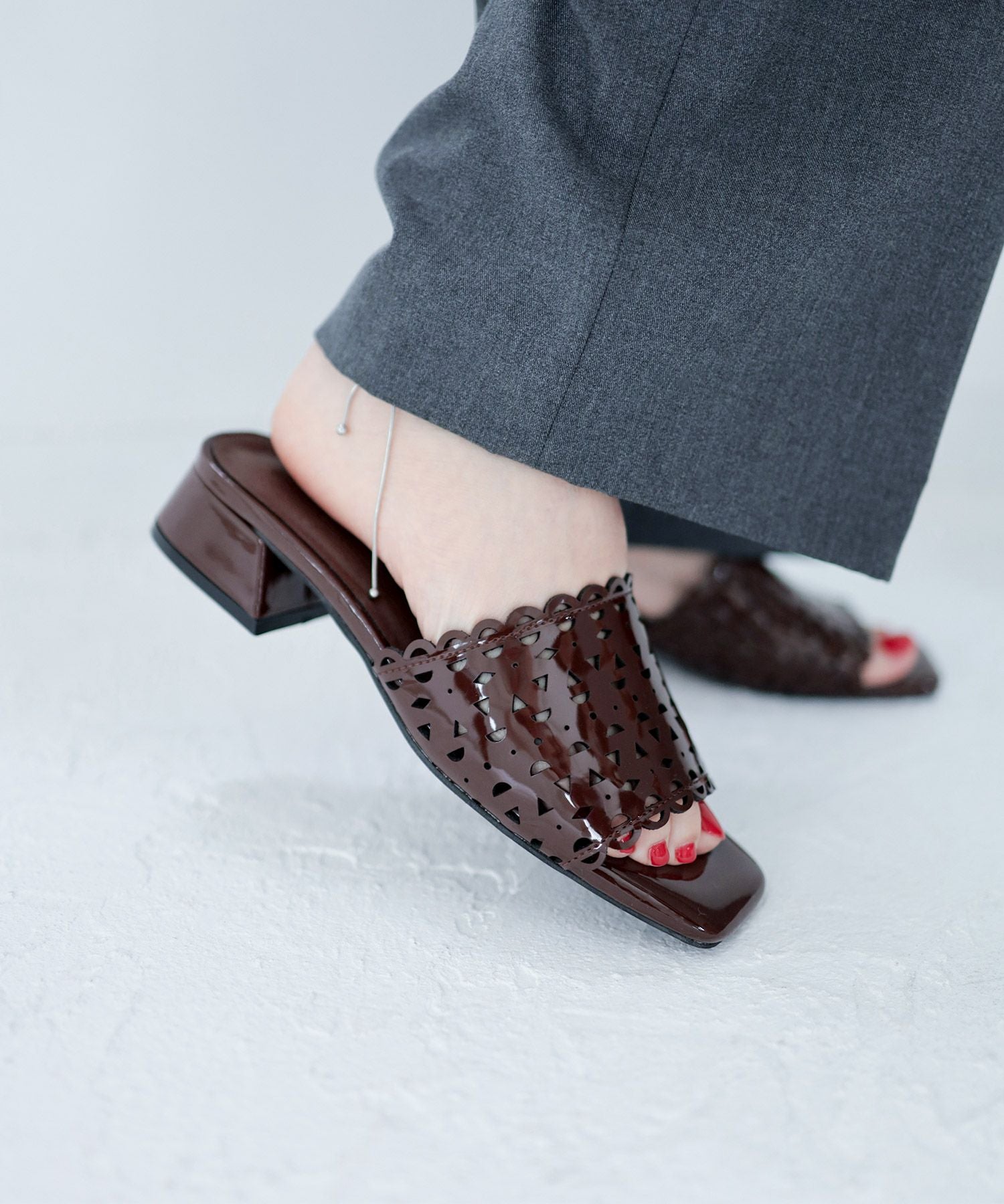 カットワークローヒールミュールサンダル▲返品不可