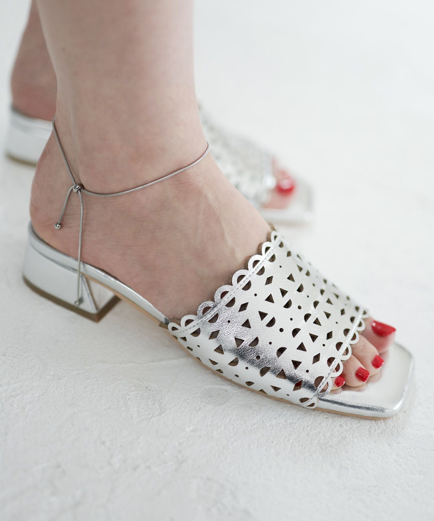 カットワークローヒールミュールサンダル▲返品不可