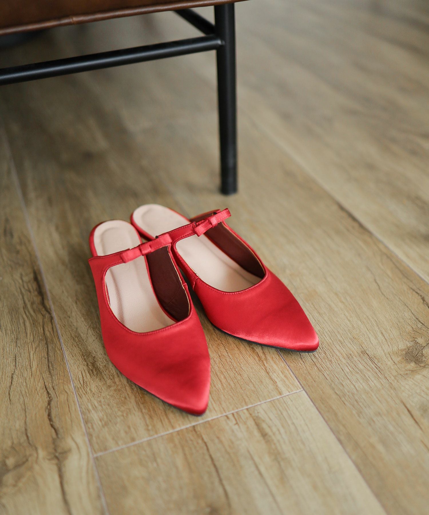 サテンリボンポインテッドトゥミュールサンダル