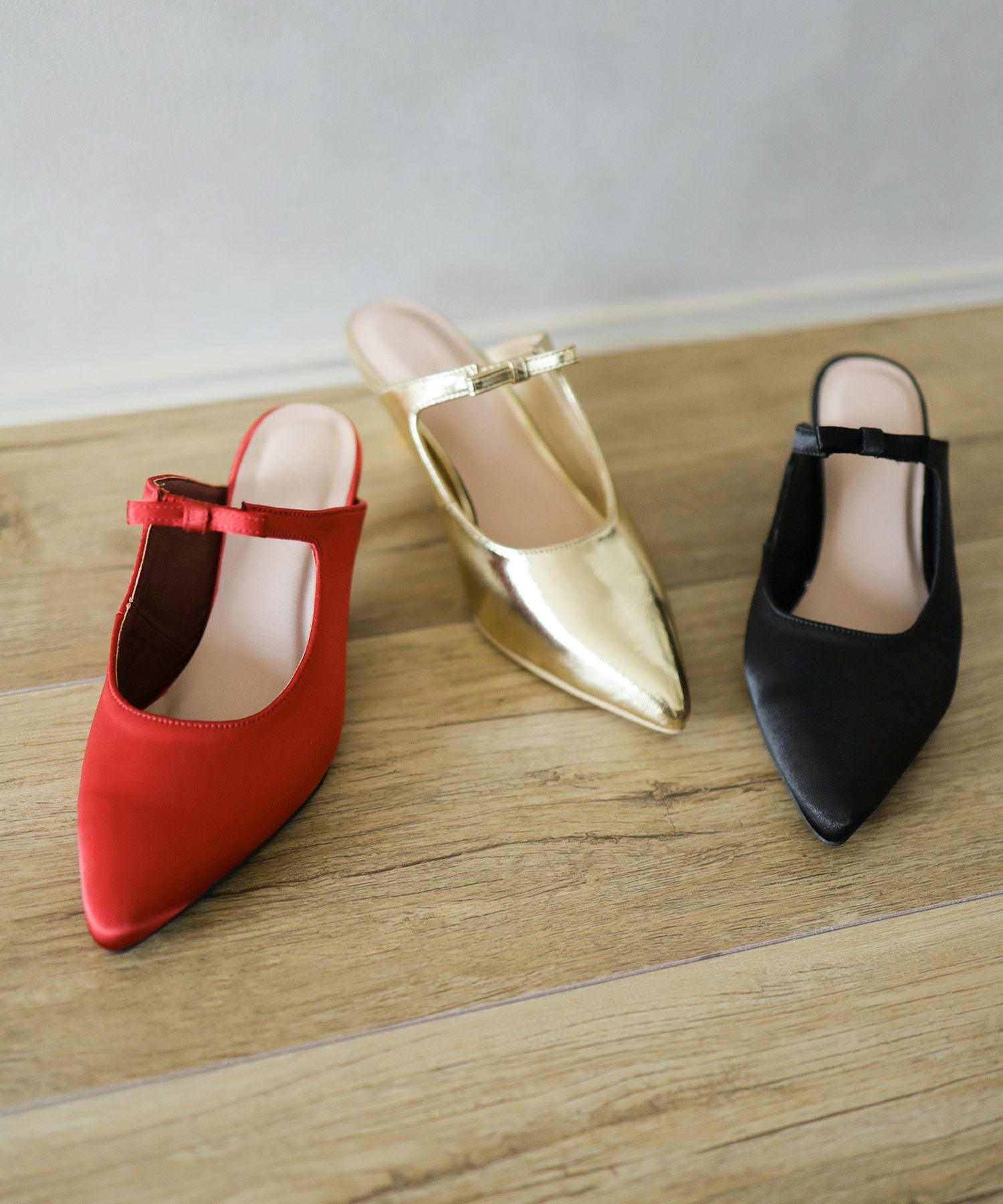 サテンリボンポインテッドトゥミュールサンダル