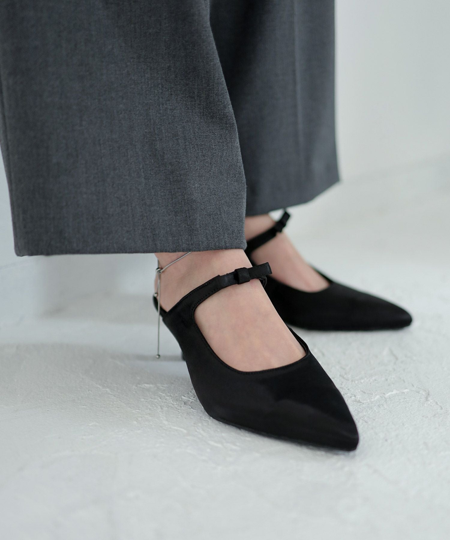 サテンリボンポインテッドトゥミュールサンダル