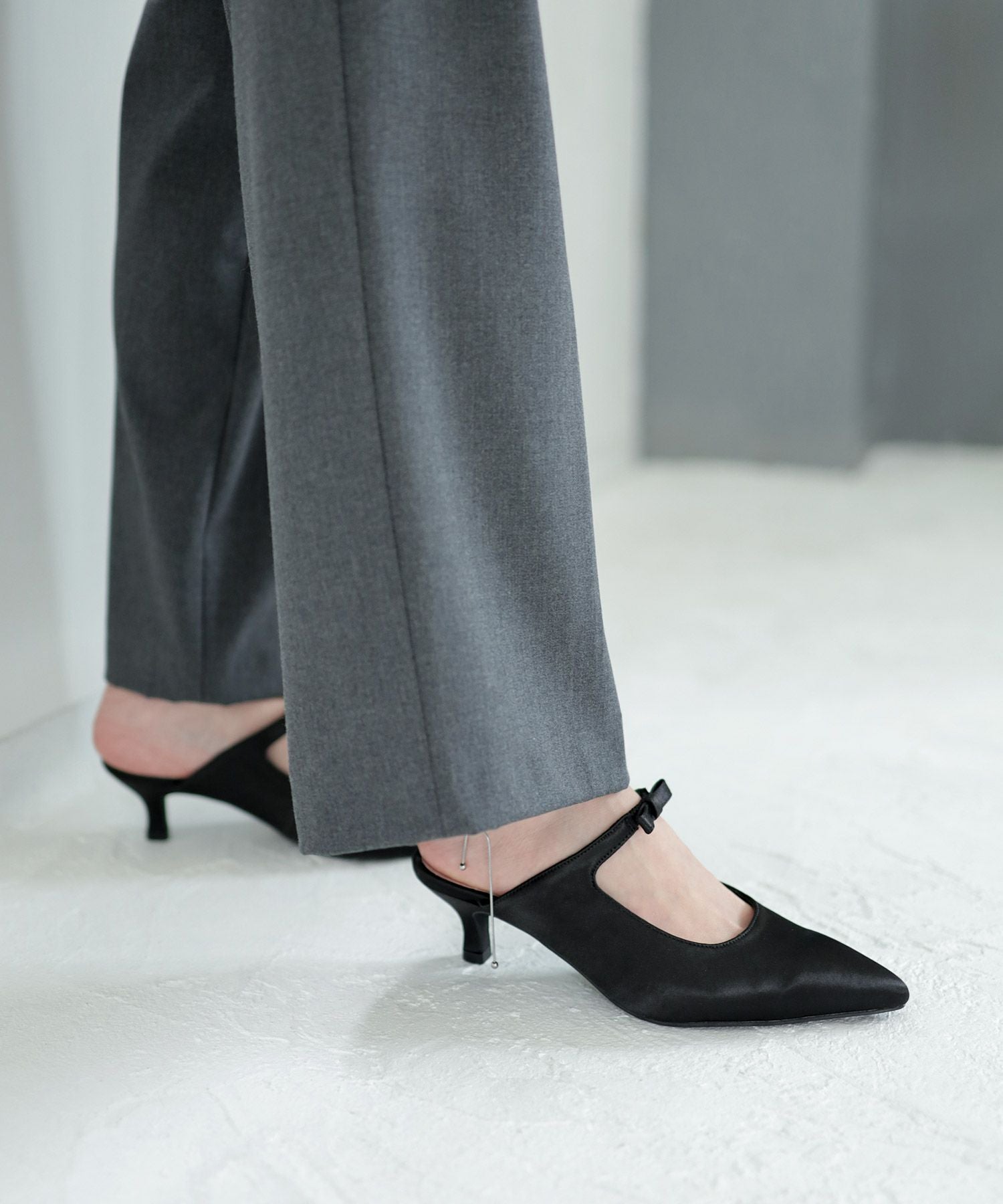 サテンリボンポインテッドトゥミュールサンダル