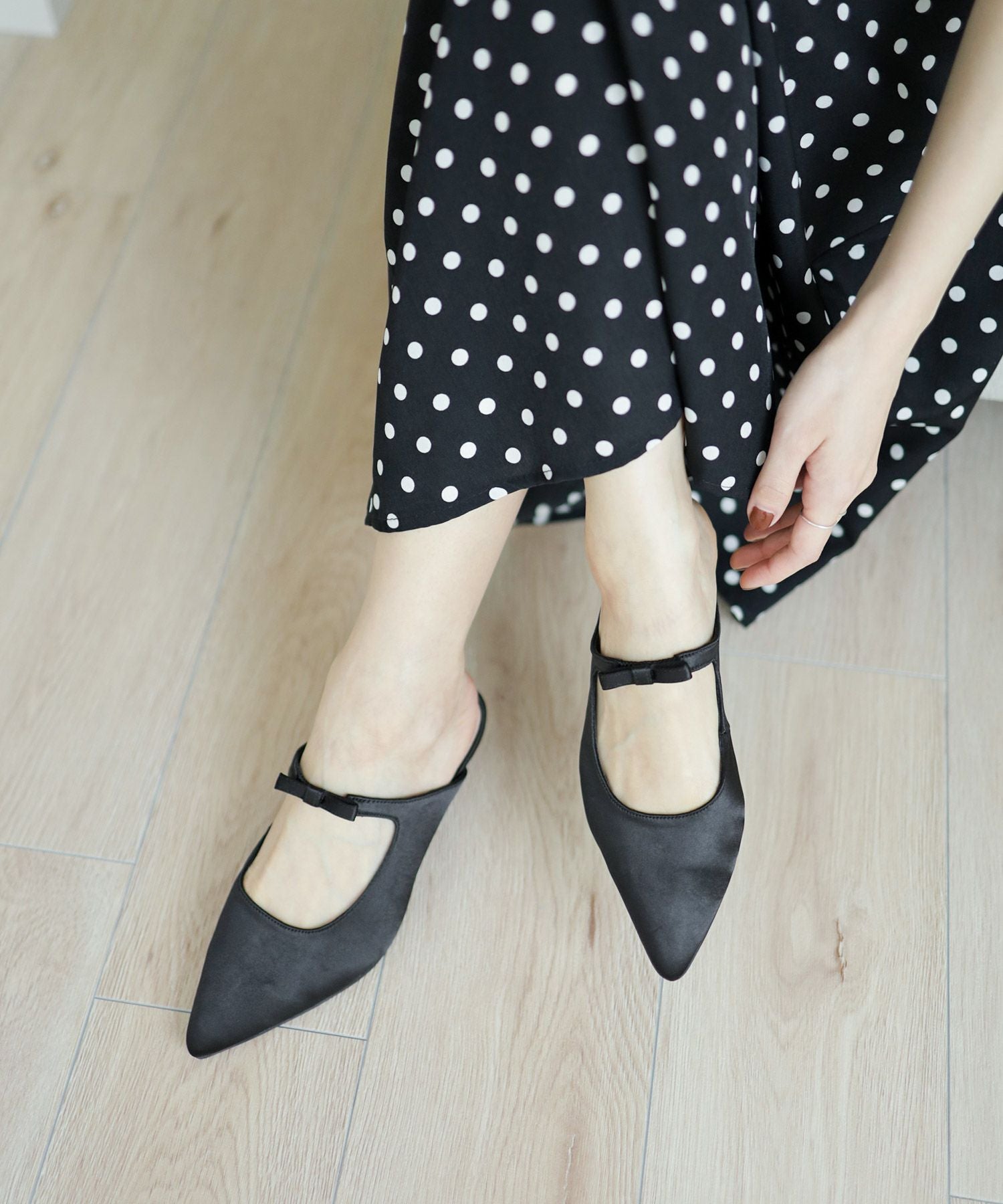 サテンリボンポインテッドトゥミュールサンダル