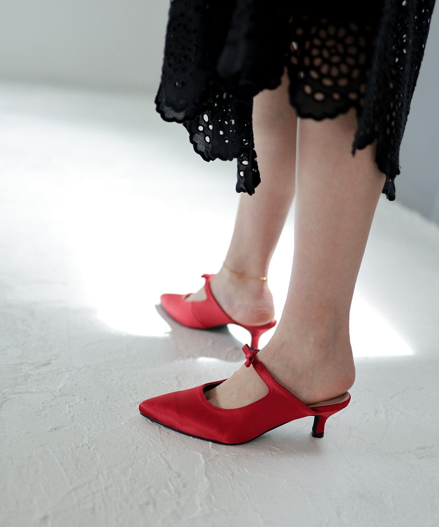 サテンリボンポインテッドトゥミュールサンダル