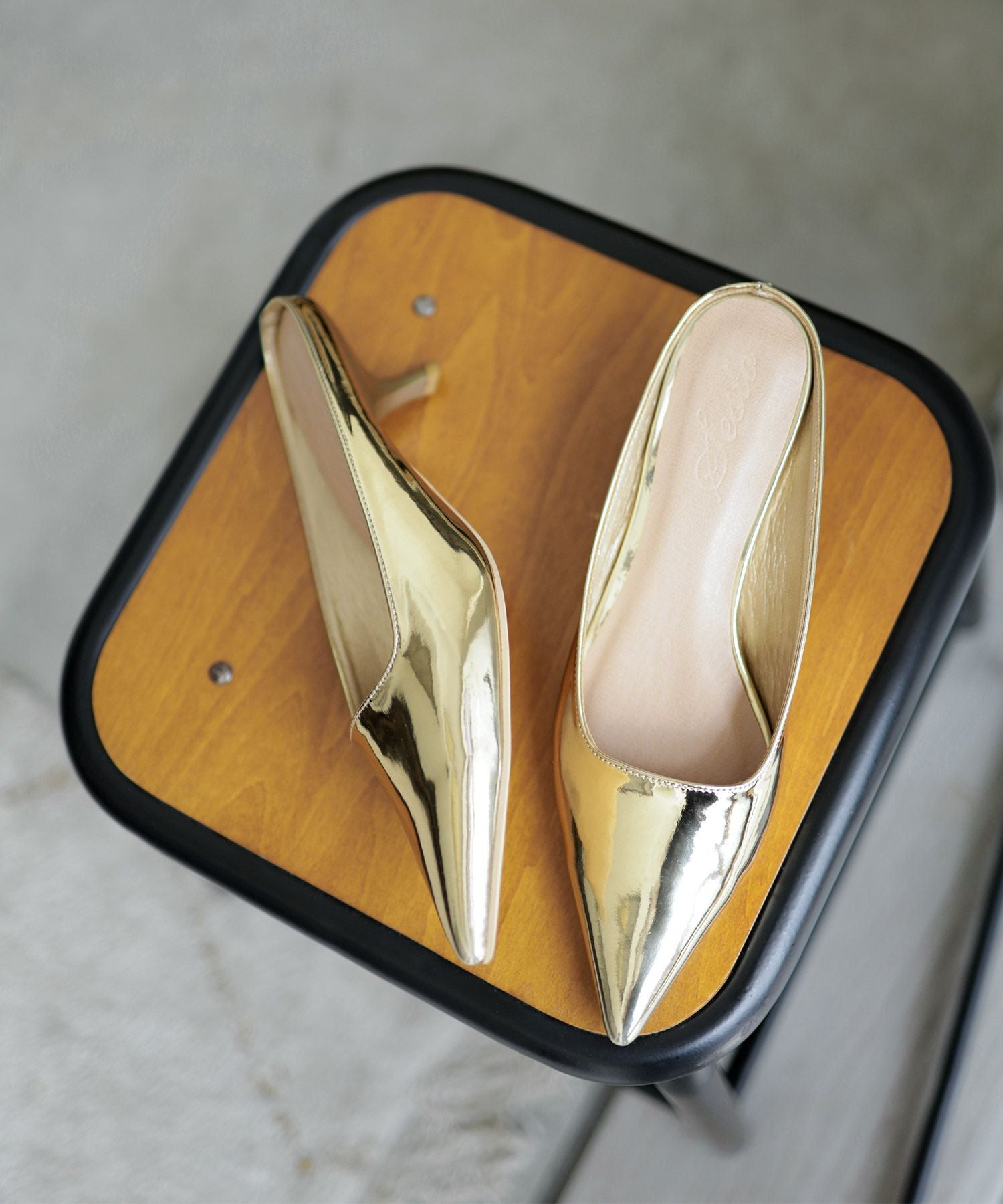 カーブヒールポインテッドトゥミュールサンダル▲返品不可