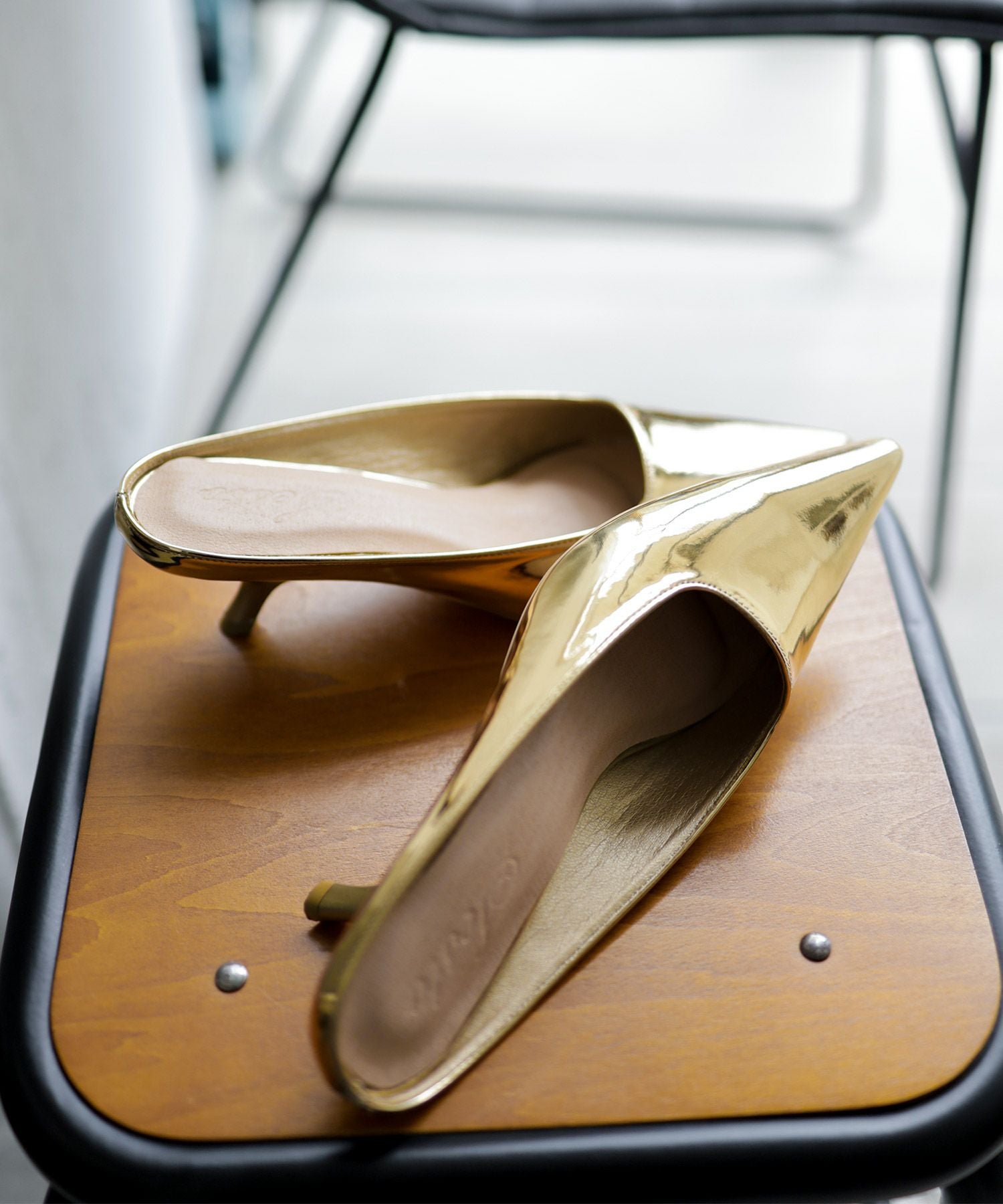 カーブヒールポインテッドトゥミュールサンダル▲返品不可