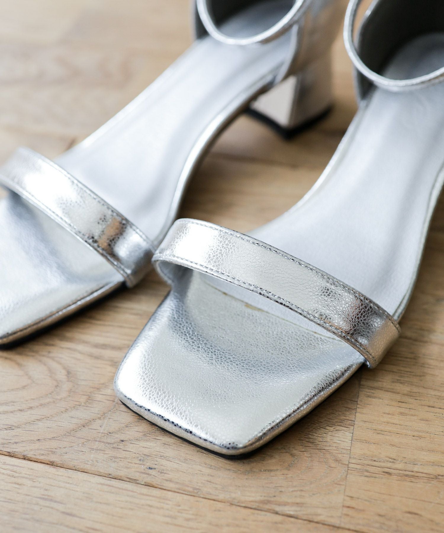 ミドルヒールバーストラップサンダル 一部4月上旬入荷予定