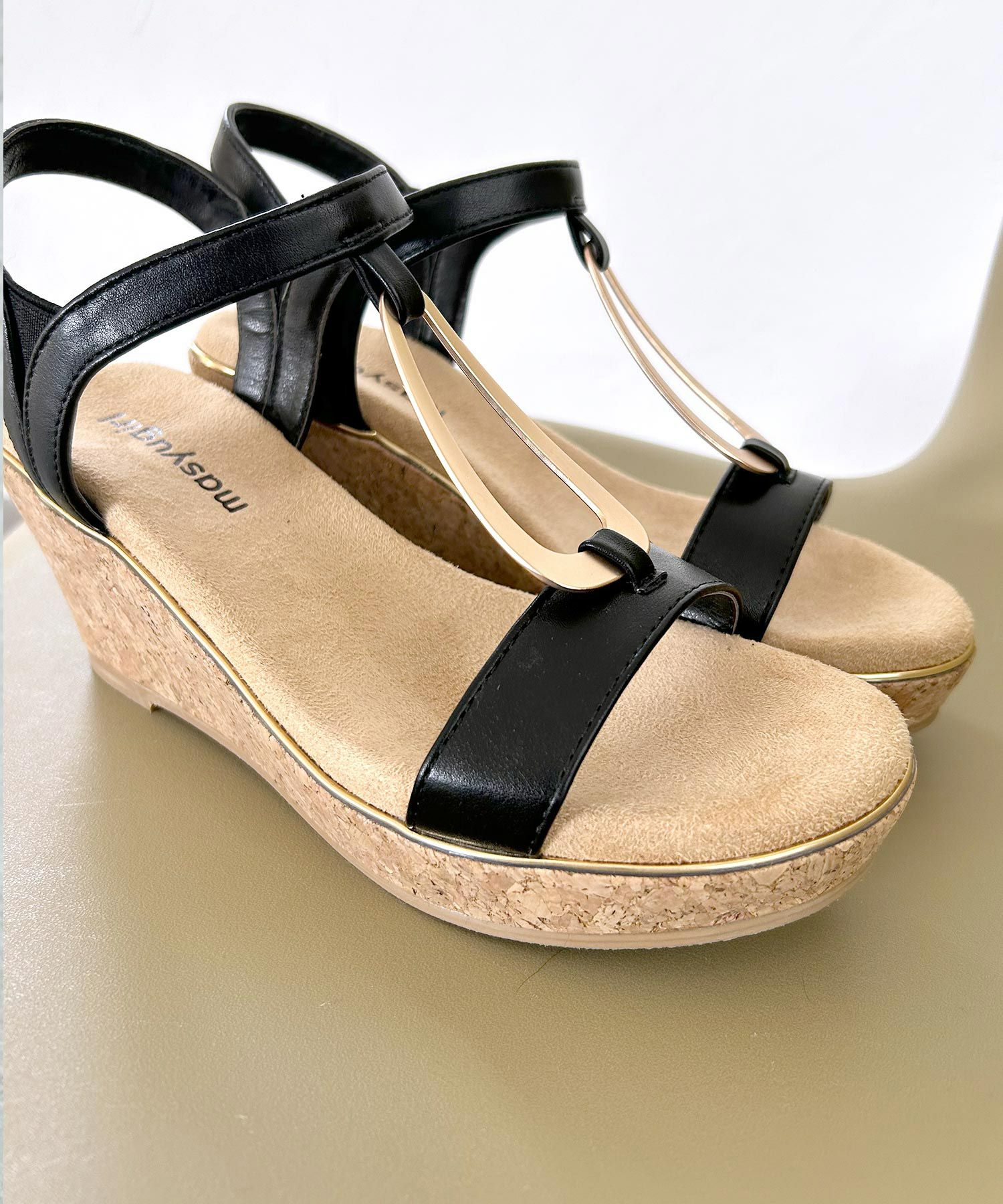 【4E幅広・大きいサイズ】7cmウェッジソール ゴールドバックルサンダル ▲返品不可