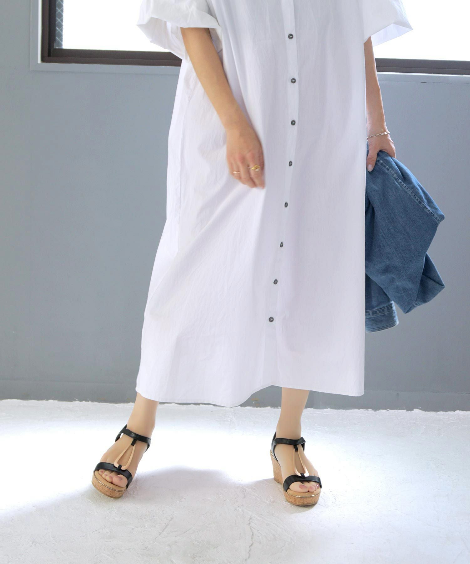 【4E幅広・大きいサイズ】7cmウェッジソール ゴールドバックルサンダル ▲返品不可