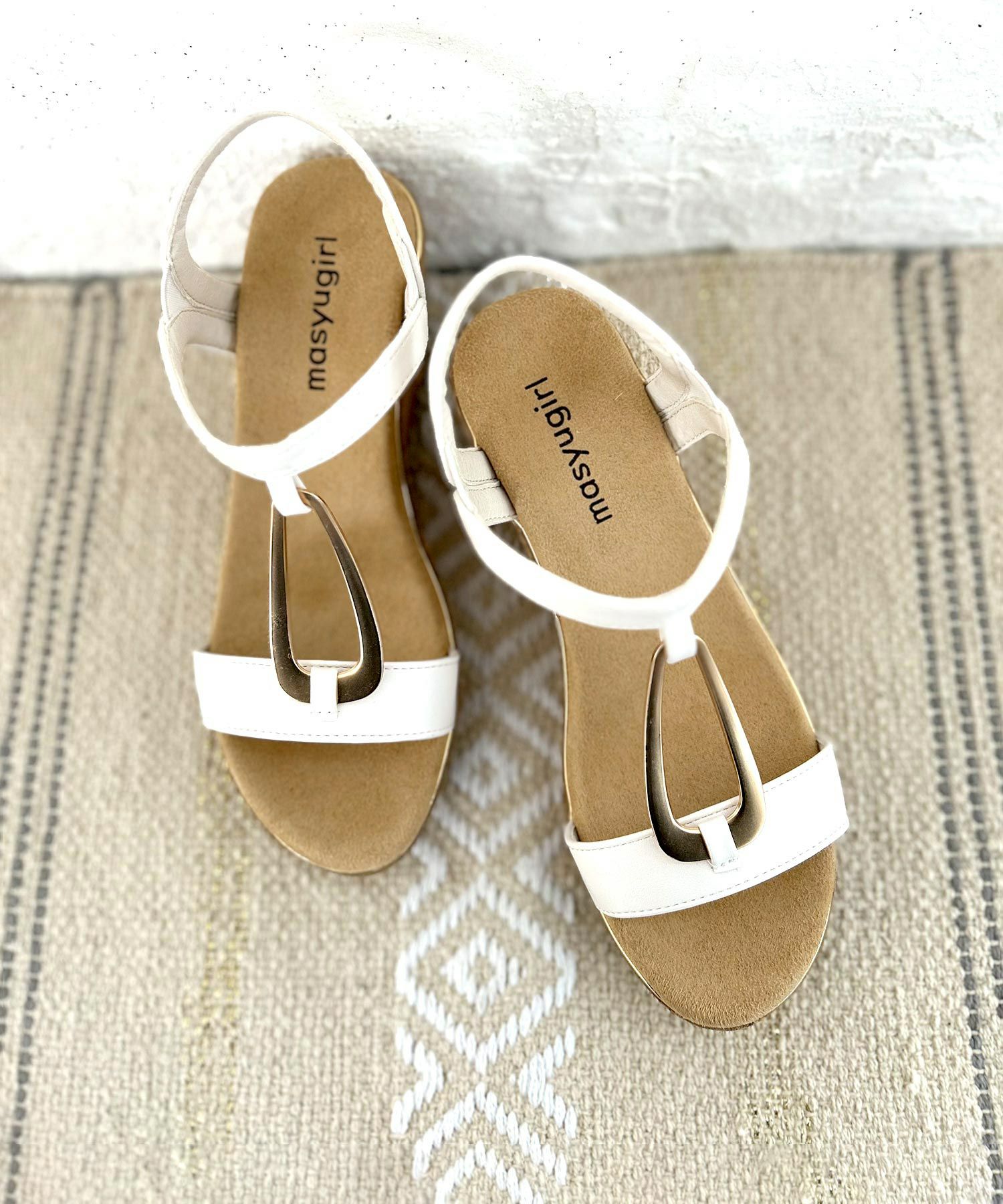 【4E幅広・大きいサイズ】7cmウェッジソール ゴールドバックルサンダル ▲返品不可