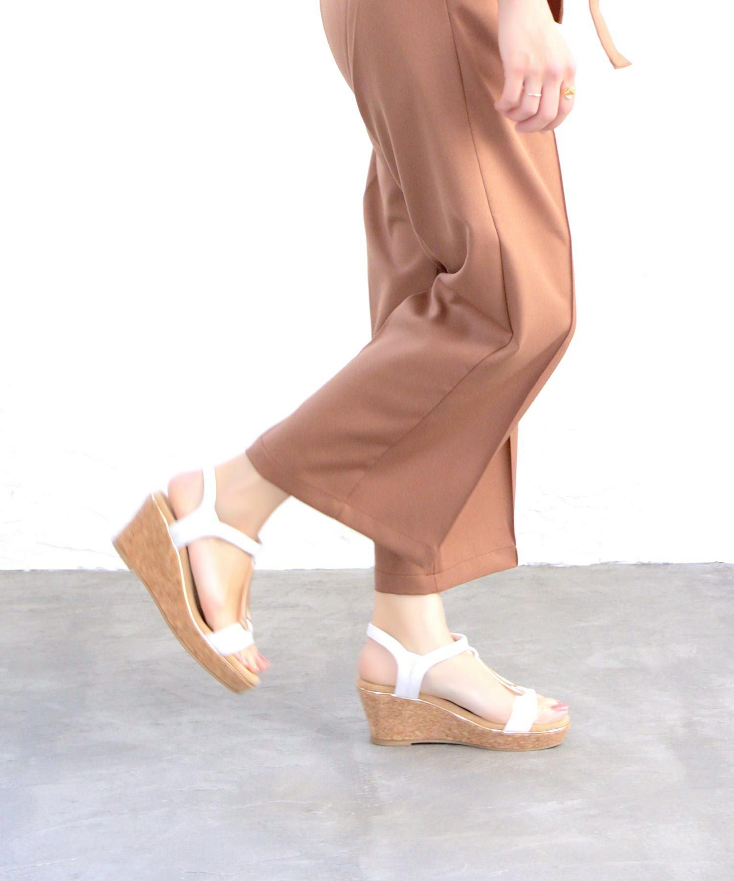 【4E幅広・大きいサイズ】7cmウェッジソール ゴールドバックルサンダル ▲返品不可