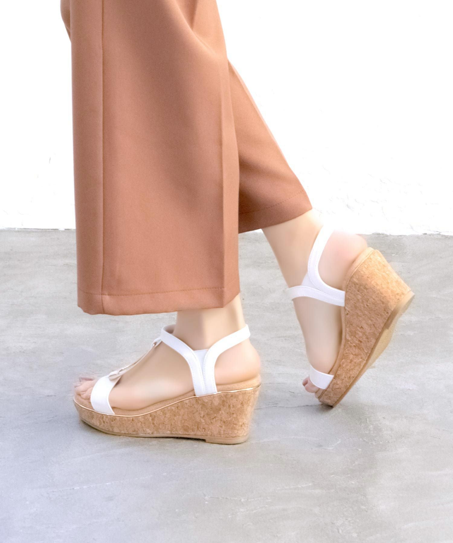 【4E幅広・大きいサイズ】7cmウェッジソール ゴールドバックルサンダル ▲返品不可