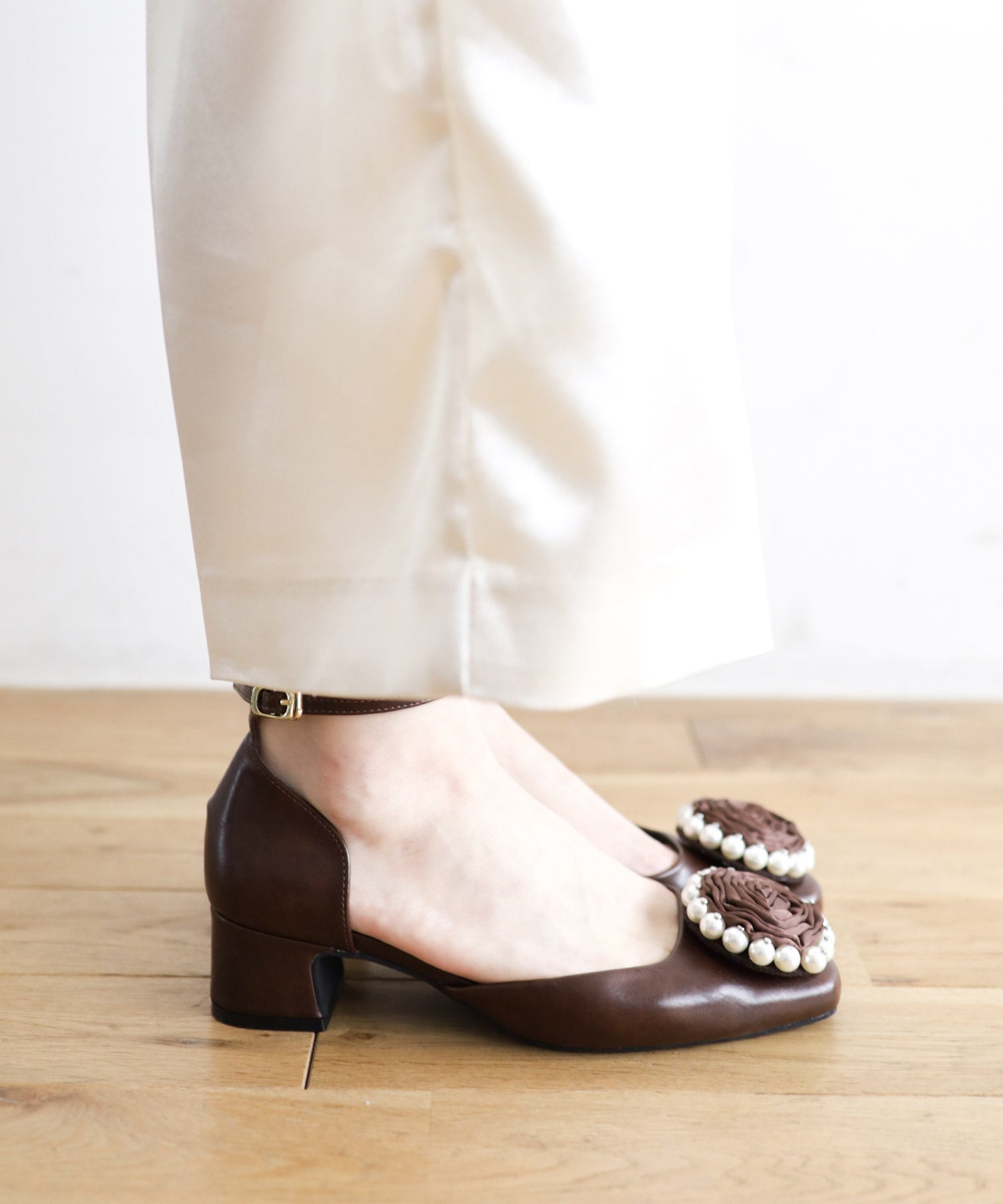 パールローズストラップパンプス