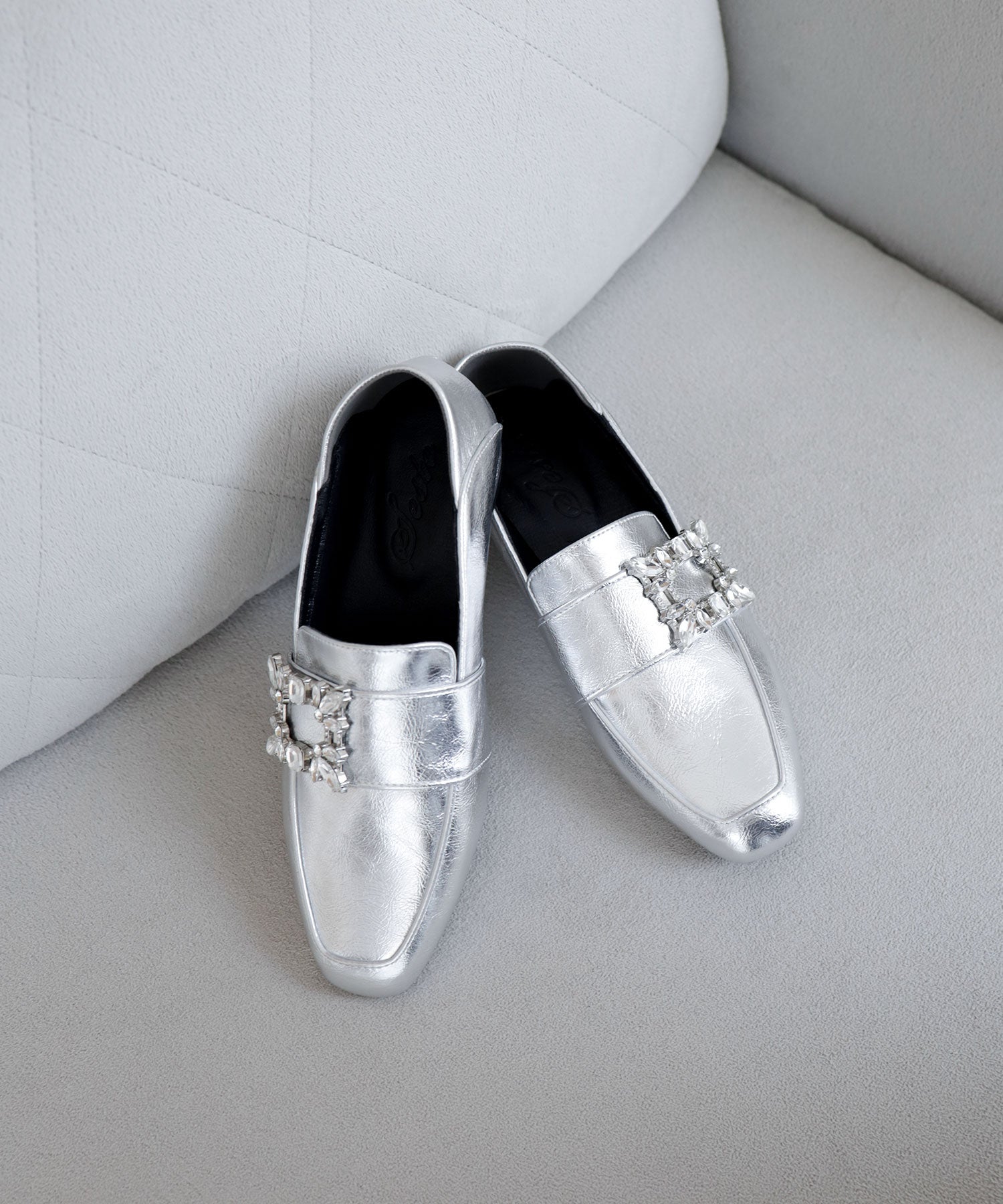 かかとが踏めるビジューモチーフローファー▲返品不可