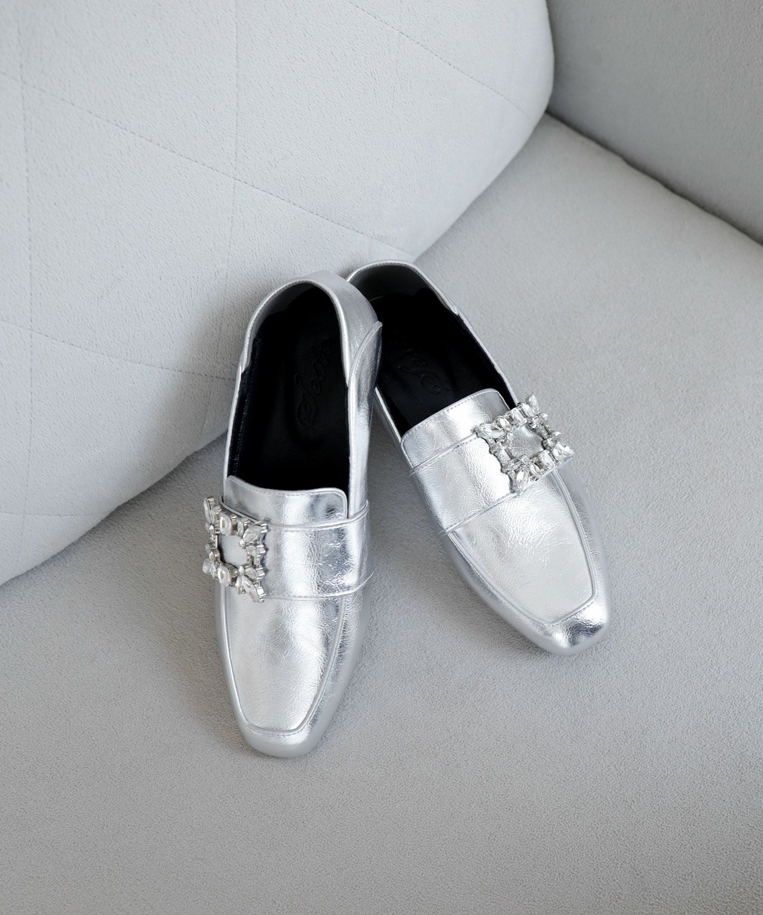 かかとが踏めるビジューモチーフローファー▲返品不可