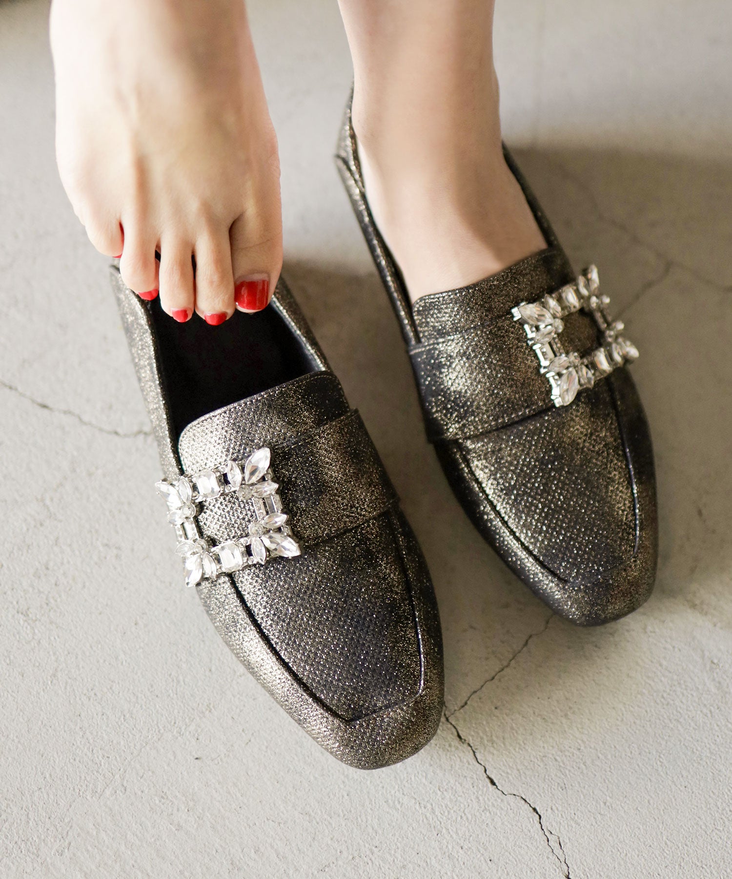 かかとが踏めるビジューモチーフローファー▲返品不可