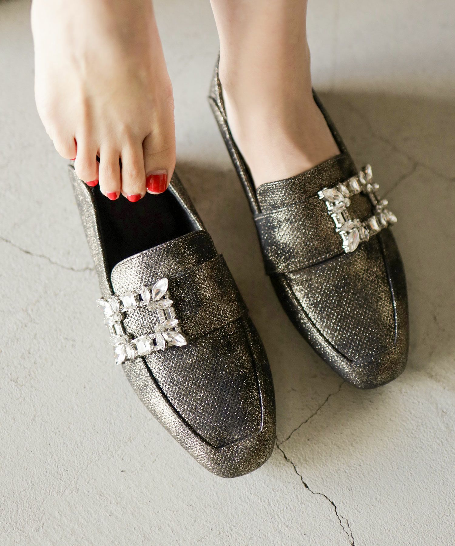 かかとが踏めるビジューモチーフローファー▲返品不可