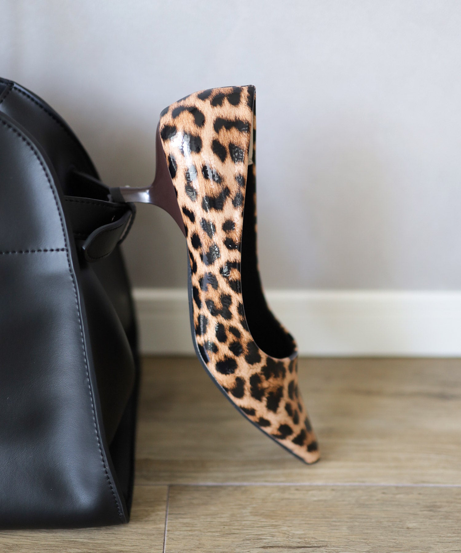 カーブヒールポインテッドトゥパンプス