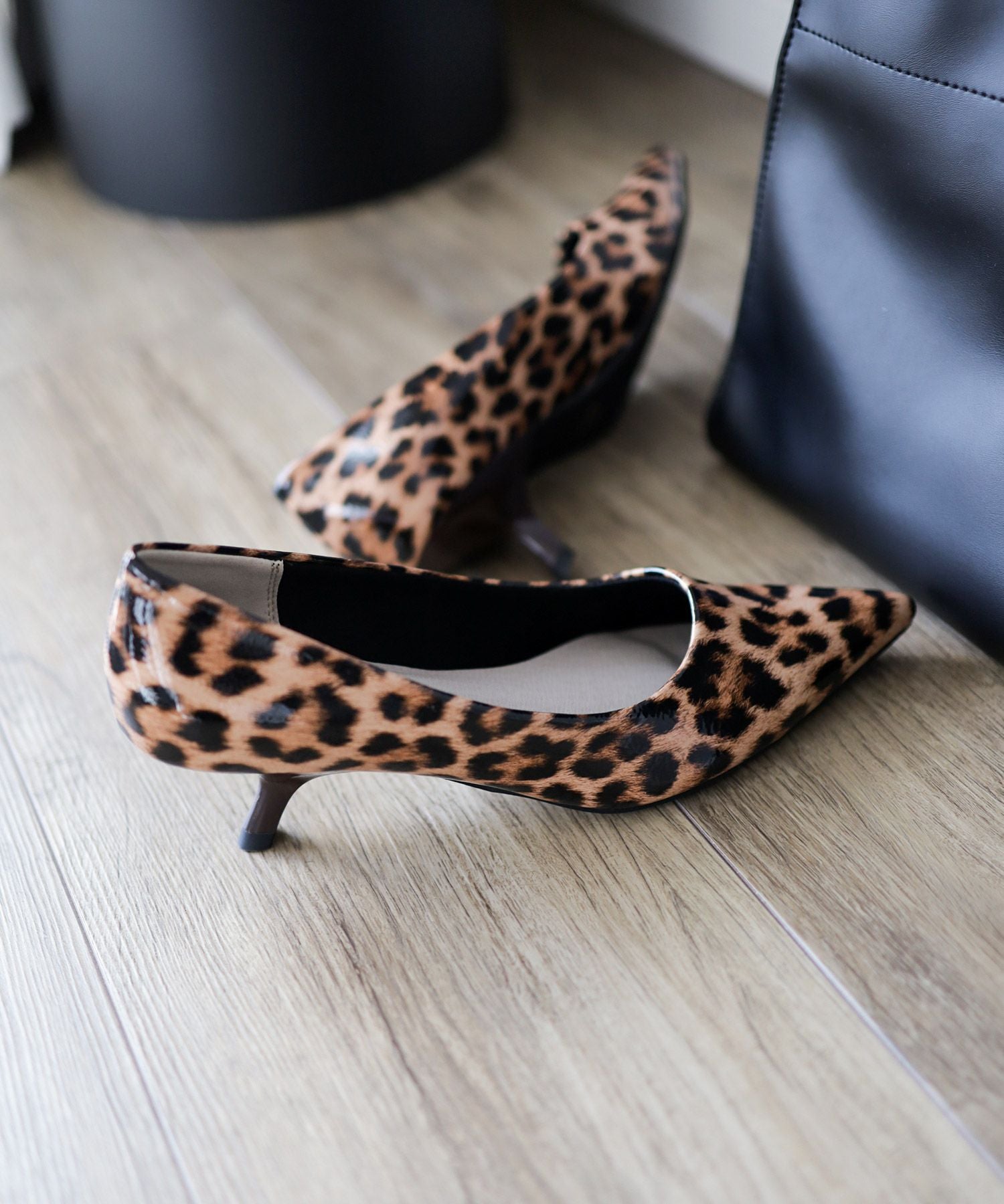 カーブヒールポインテッドトゥパンプス