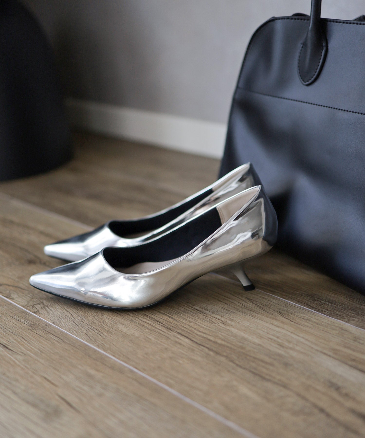 カーブヒールポインテッドトゥパンプス