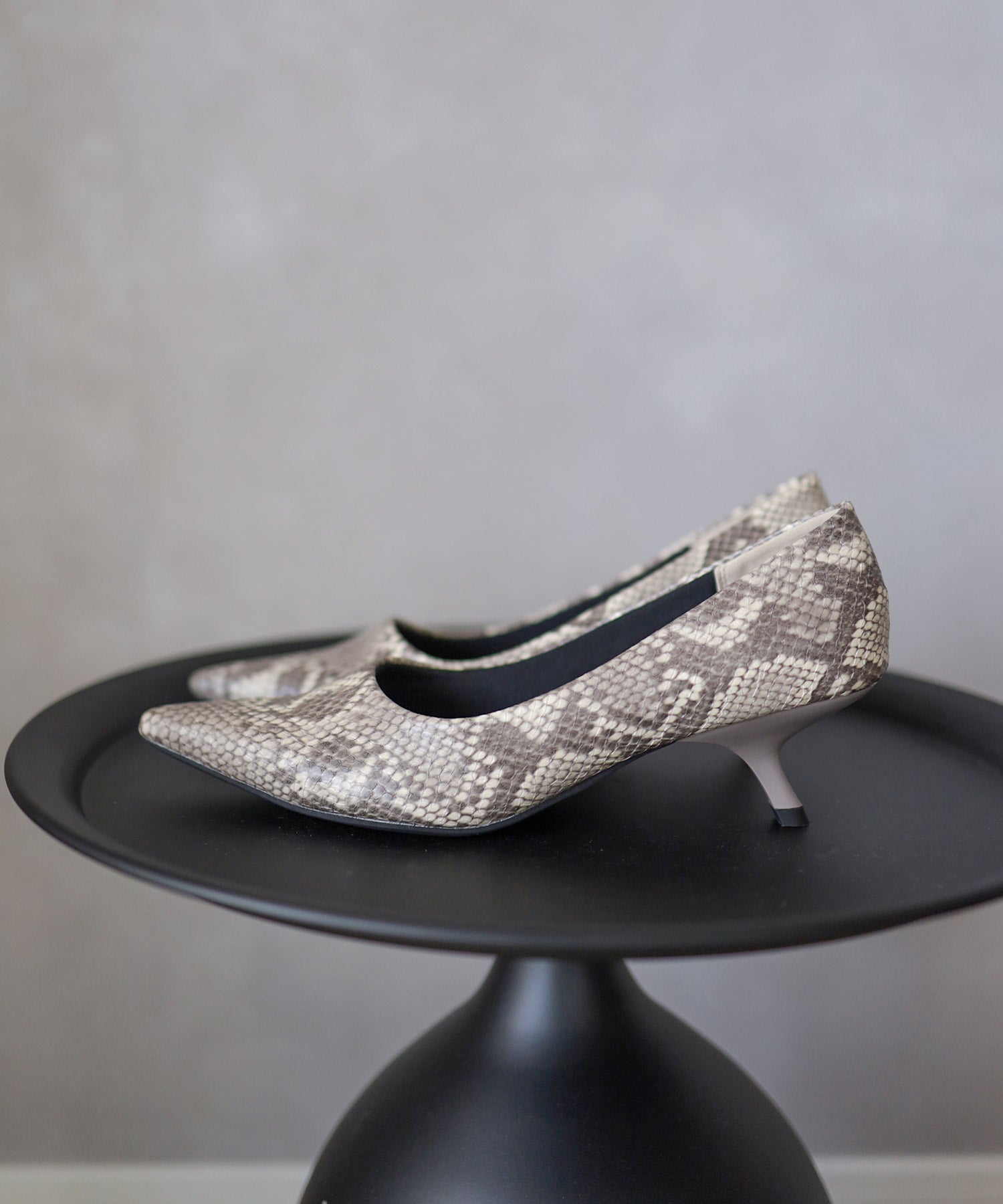 カーブヒールポインテッドトゥパンプス