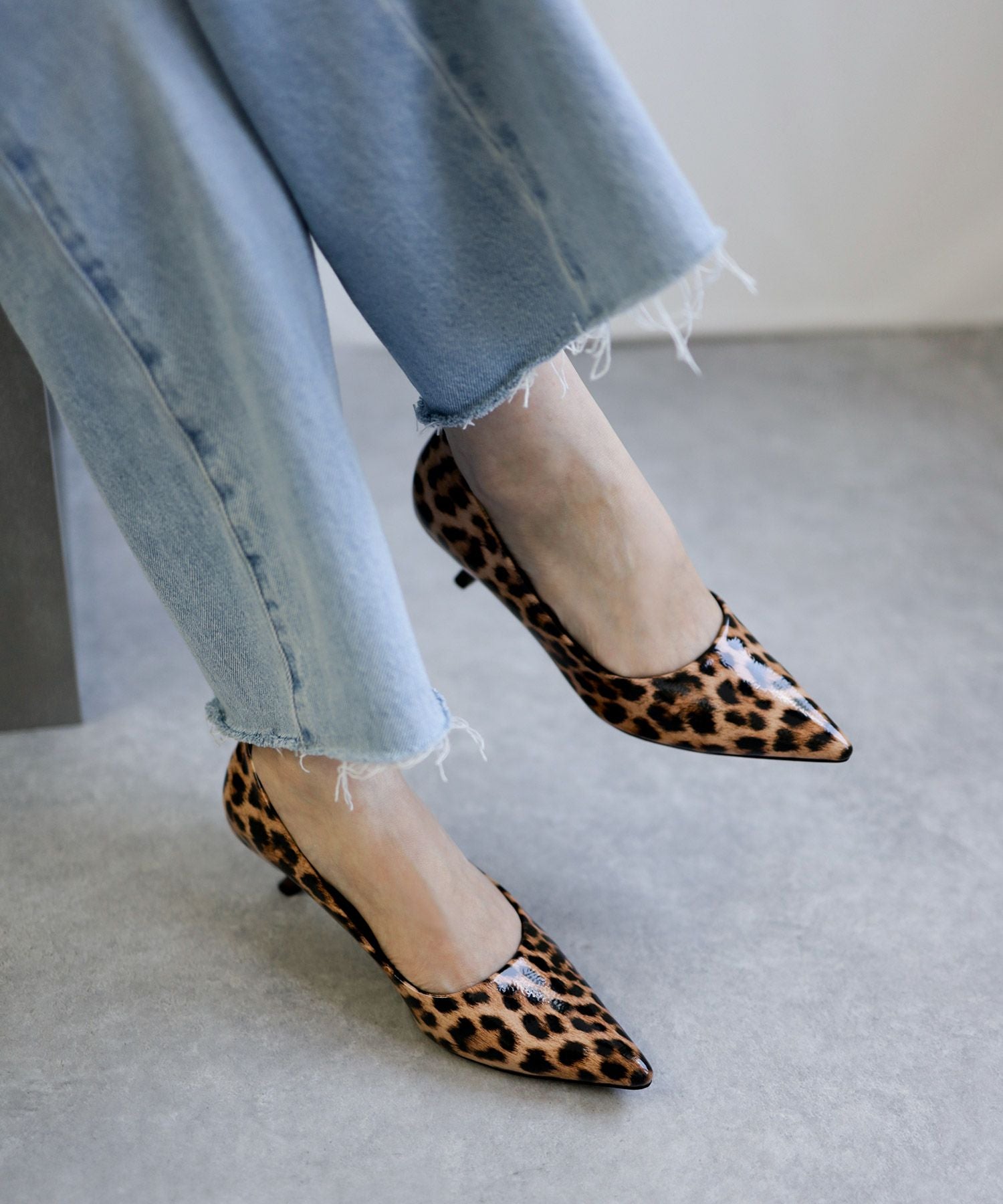 カーブヒールポインテッドトゥパンプス