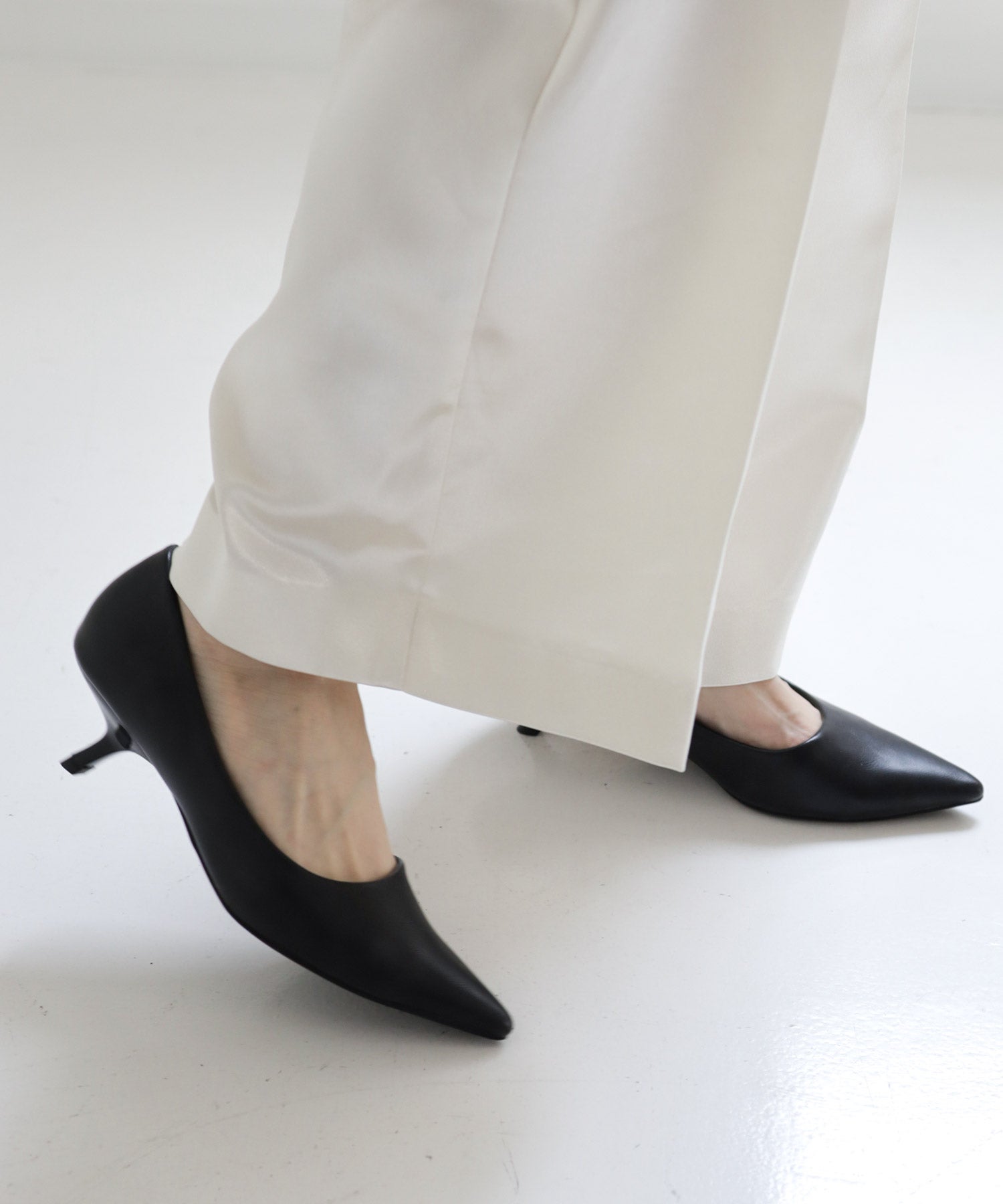 カーブヒールポインテッドトゥパンプス
