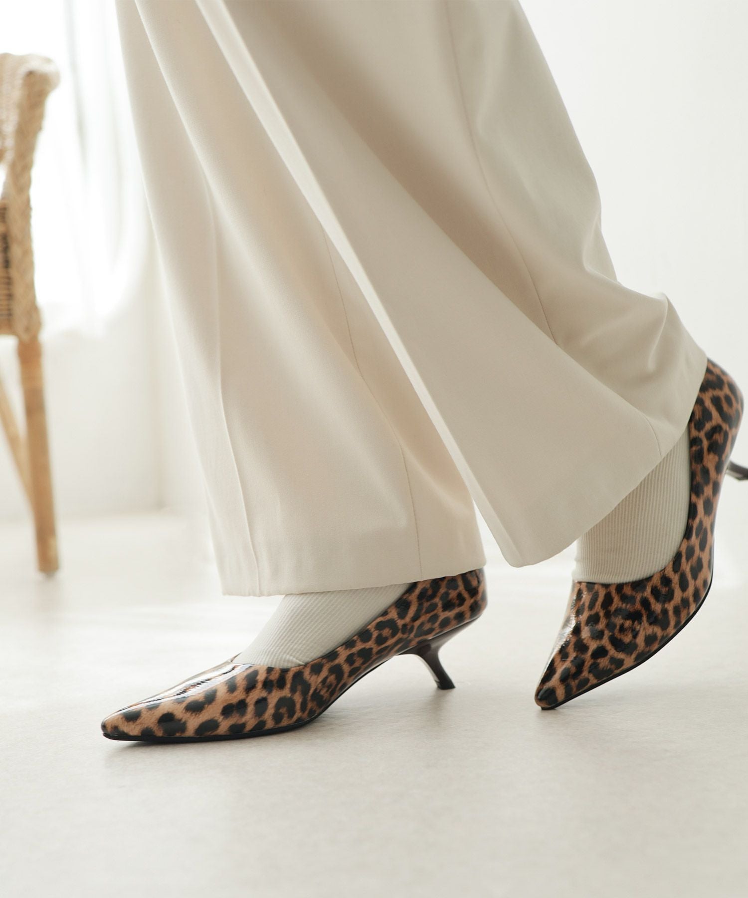 カーブヒールポインテッドトゥパンプス