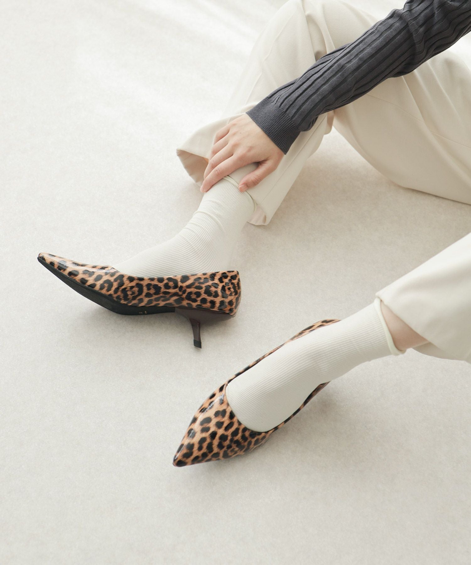 カーブヒールポインテッドトゥパンプス