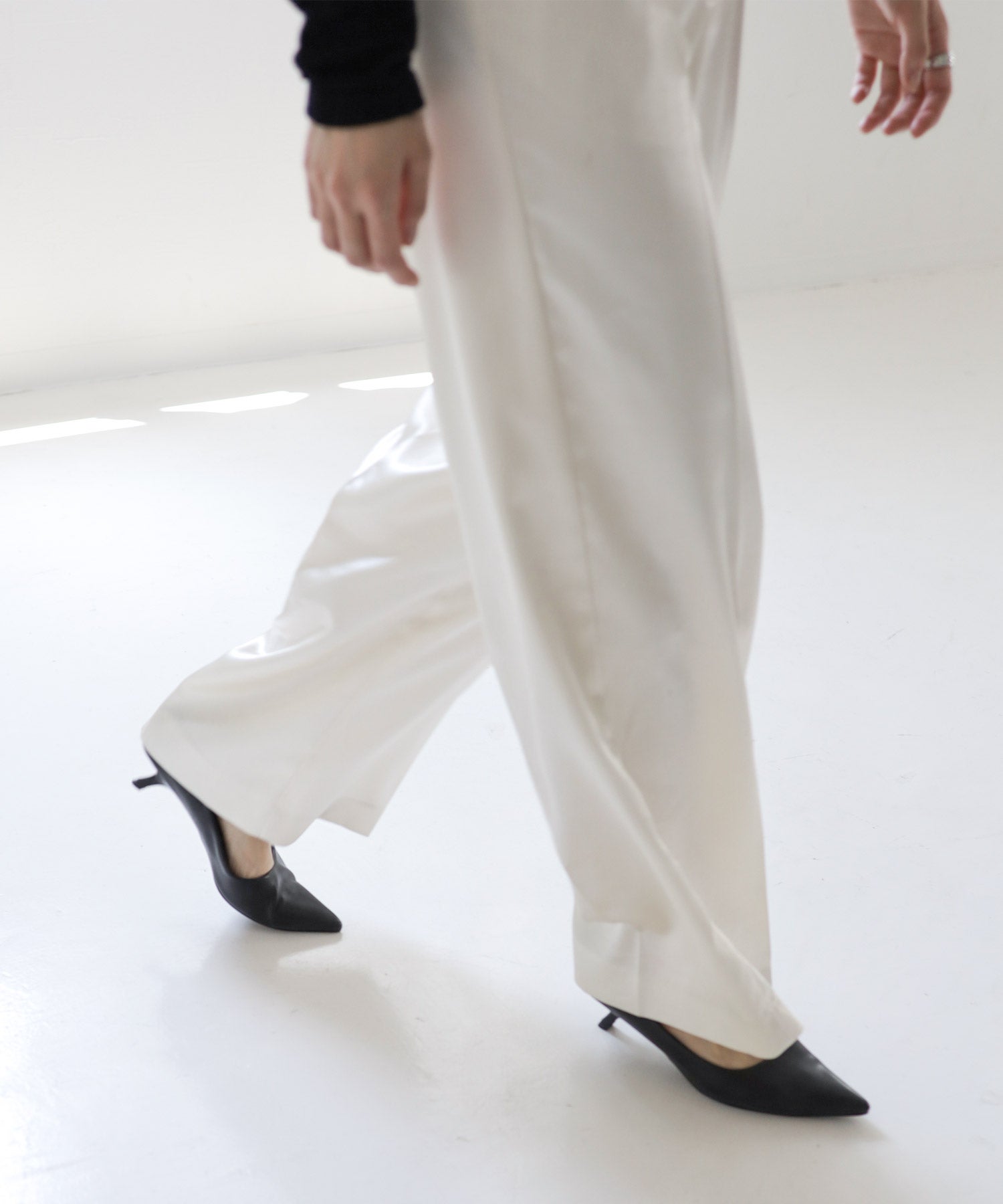 カーブヒールポインテッドトゥパンプス