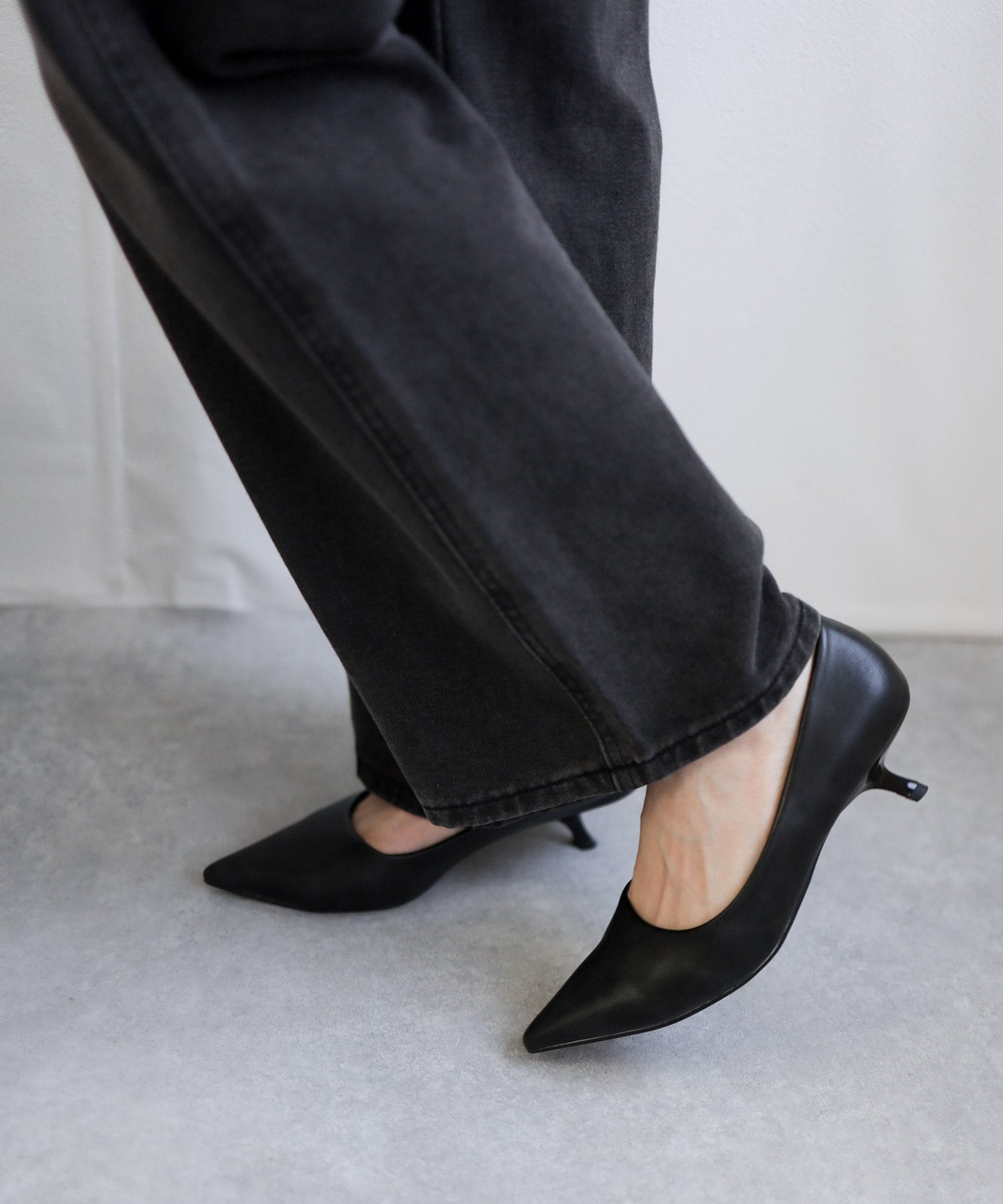 カーブヒールポインテッドトゥパンプス