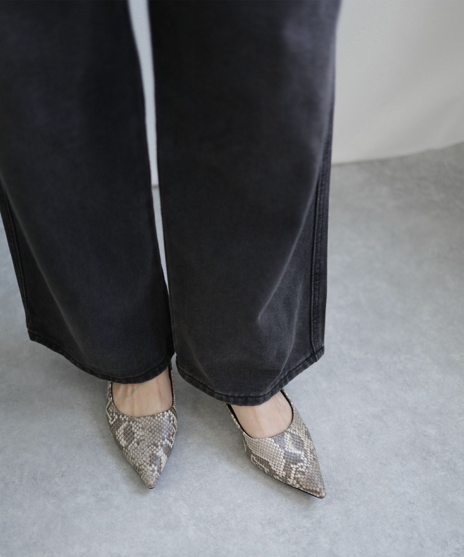 カーブヒールポインテッドトゥパンプス