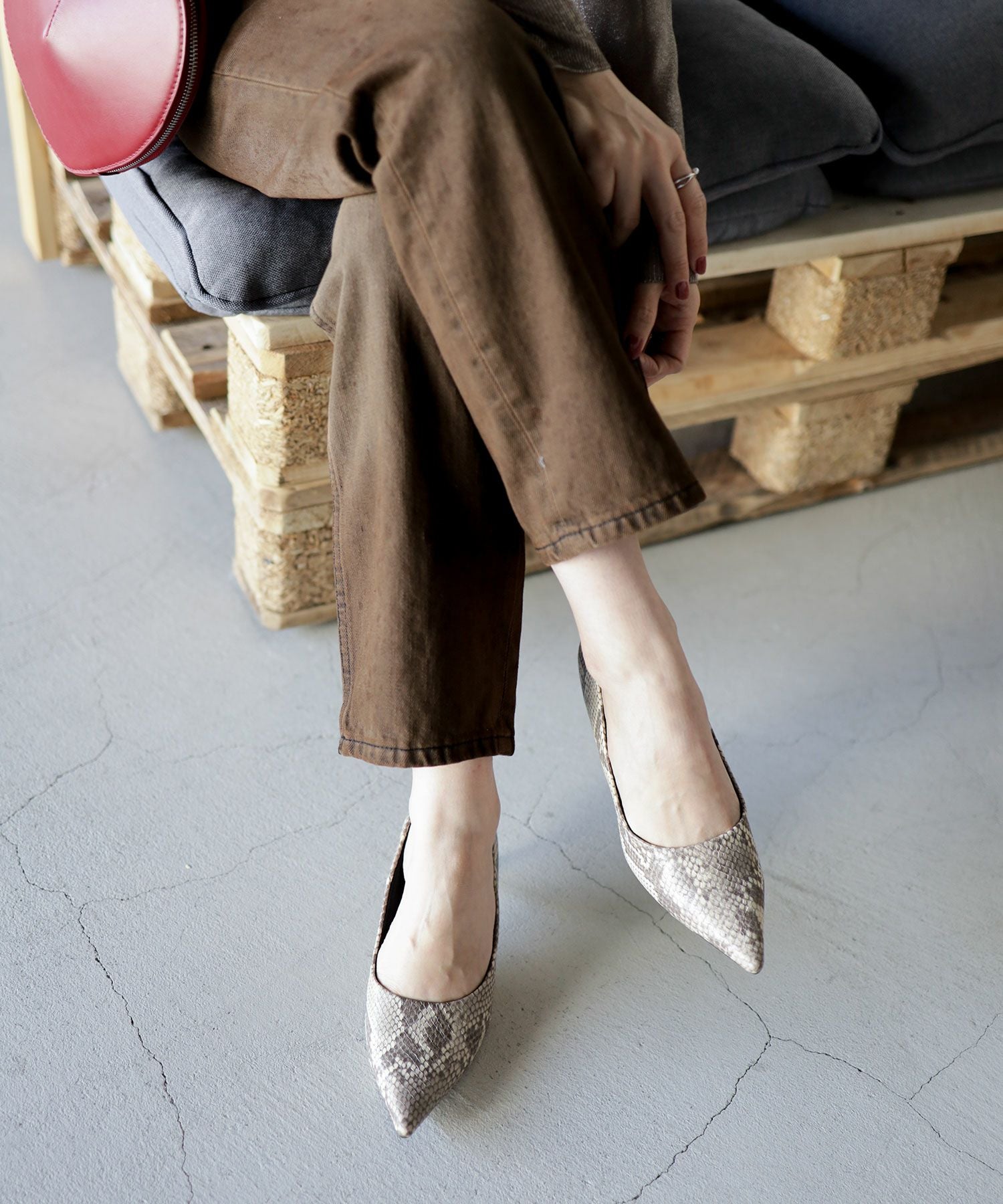 カーブヒールポインテッドトゥパンプス