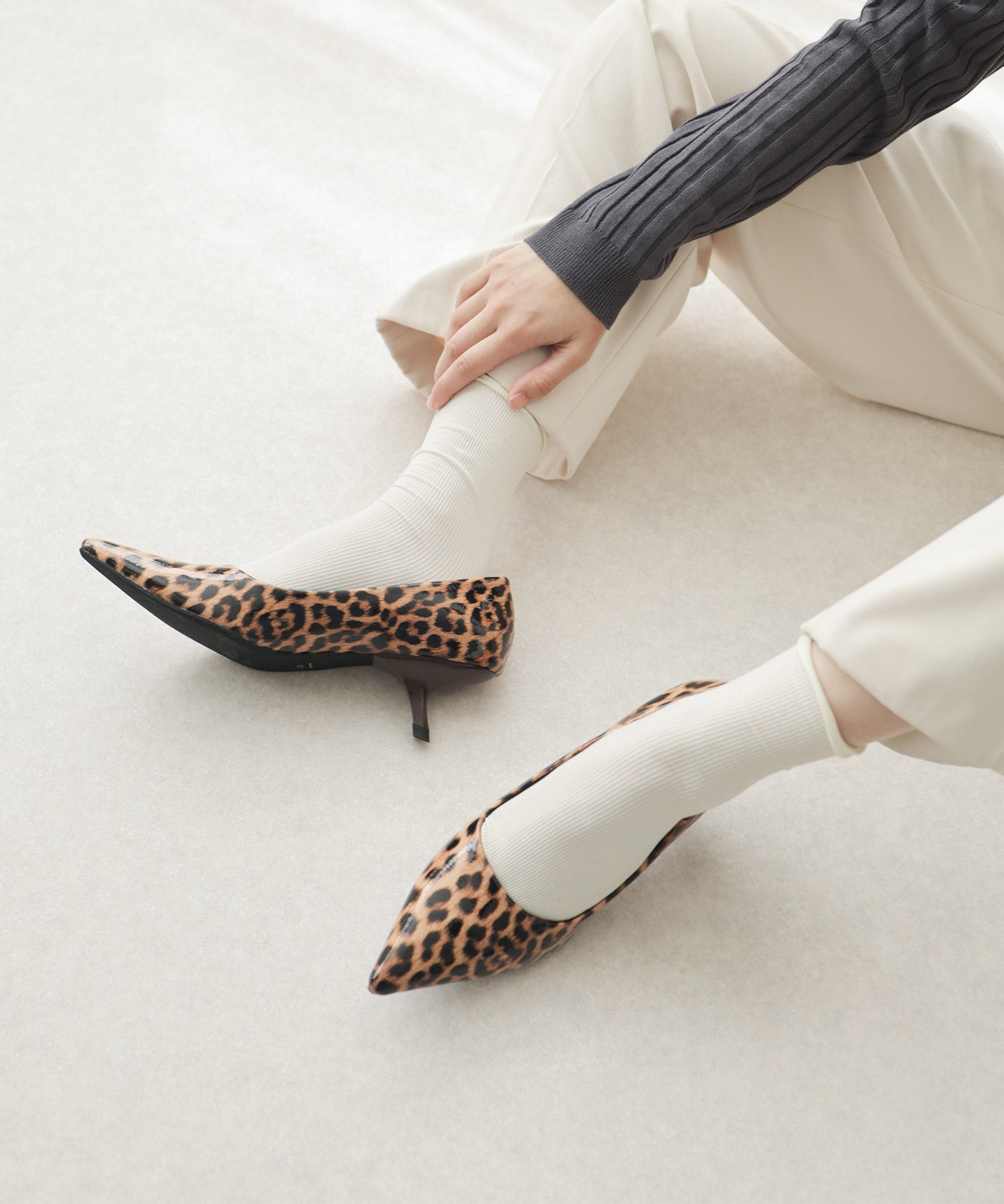 カーブヒールポインテッドトゥパンプス