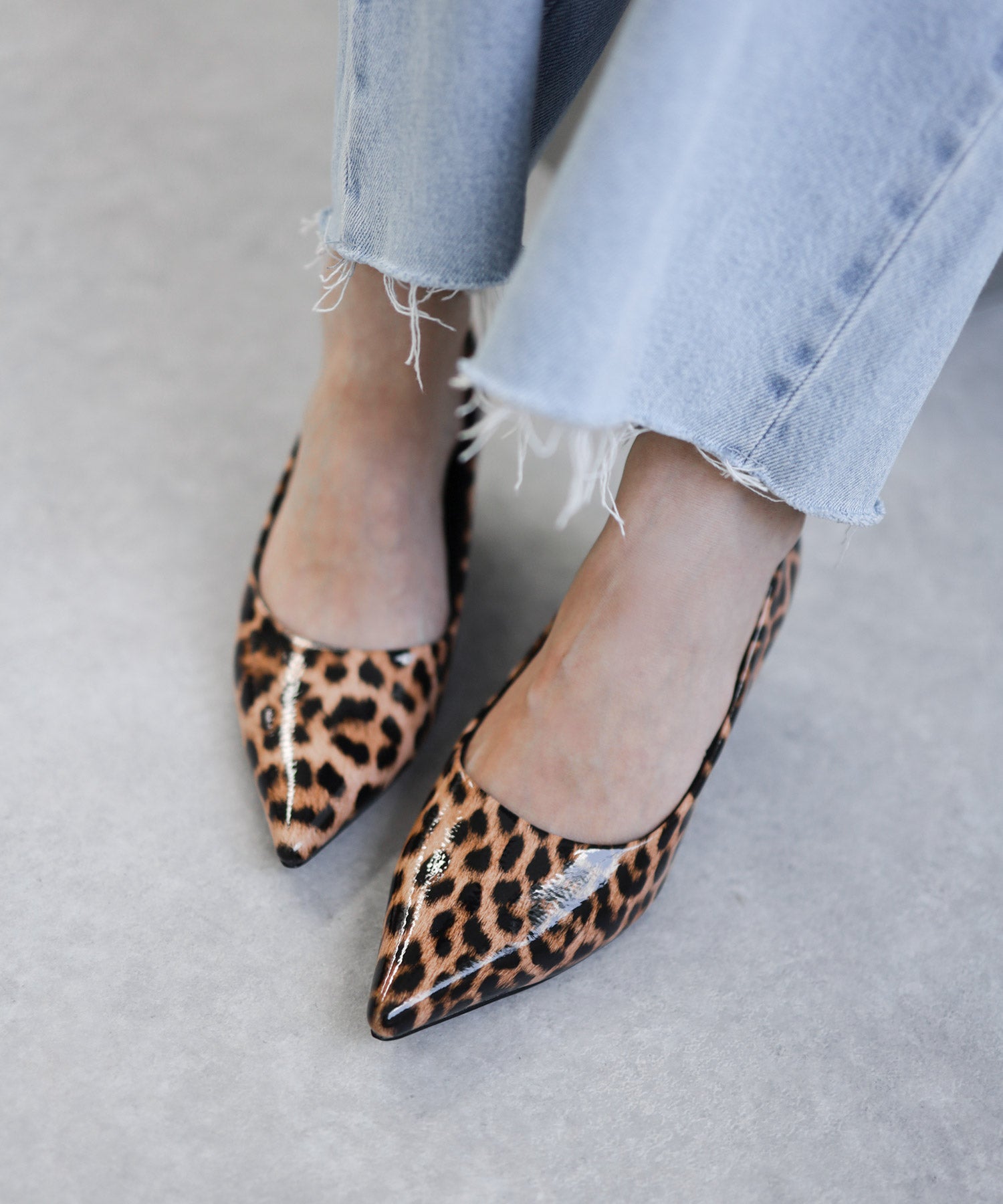 カーブヒールポインテッドトゥパンプス