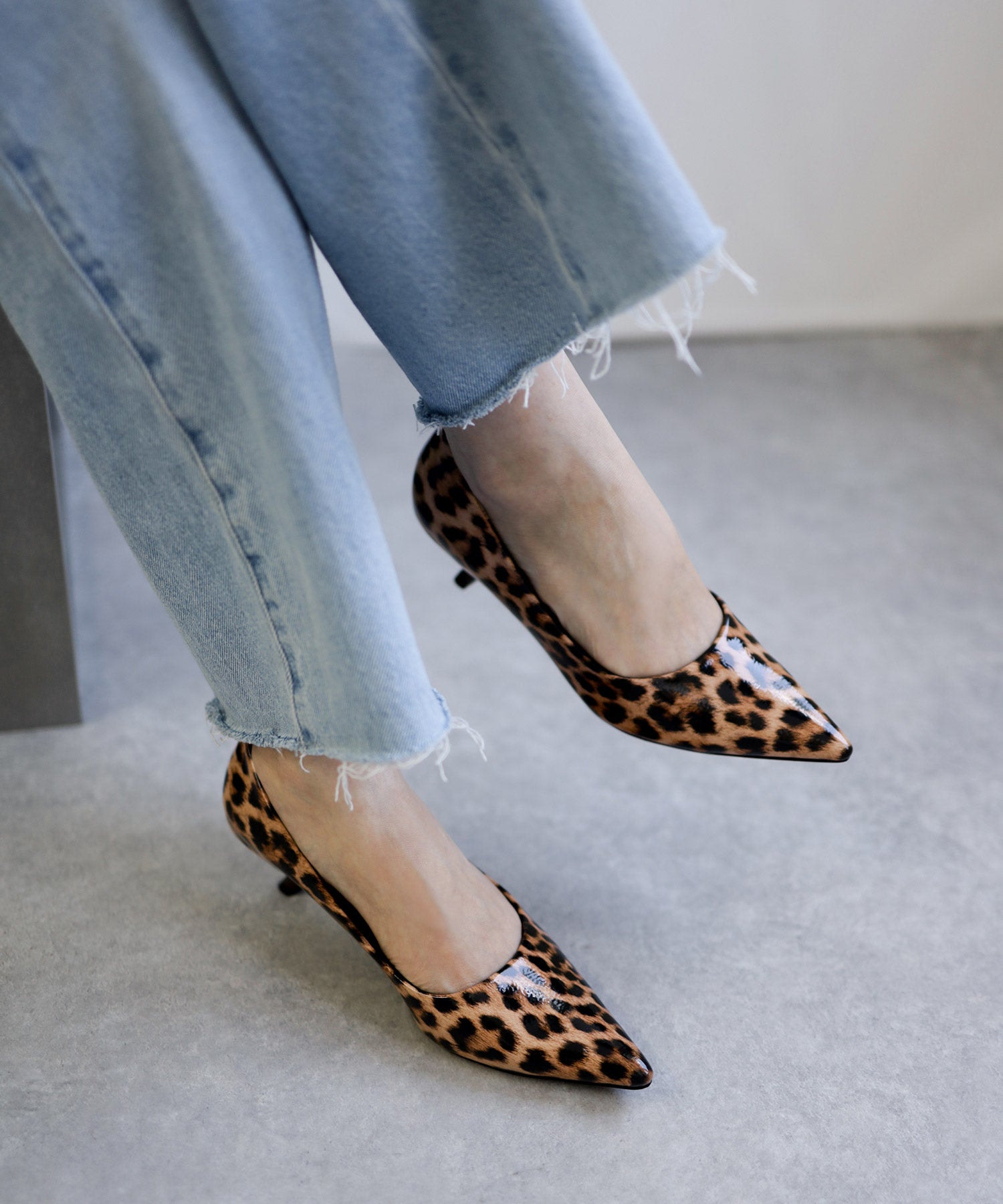 カーブヒールポインテッドトゥパンプス