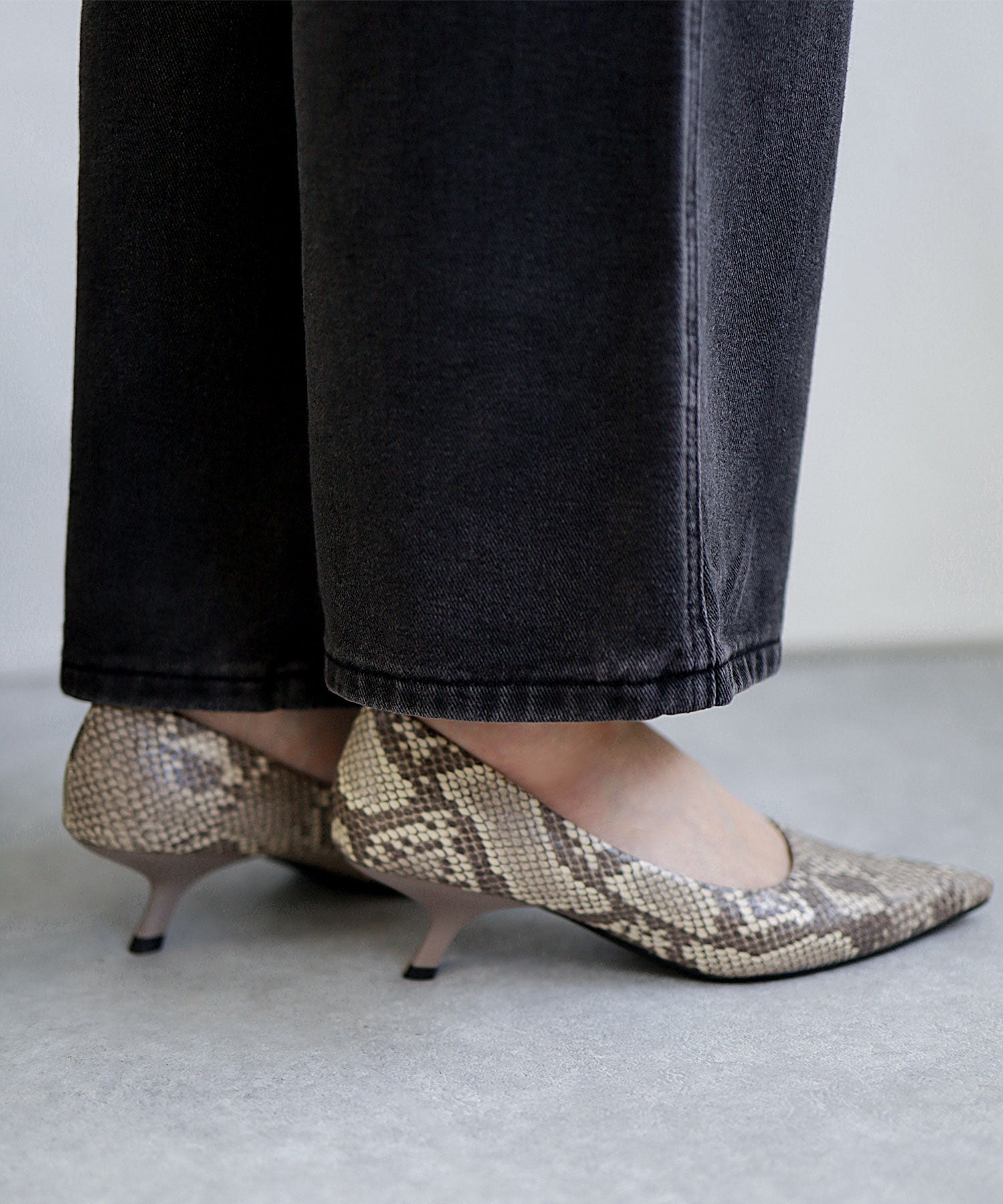 カーブヒールポインテッドトゥパンプス