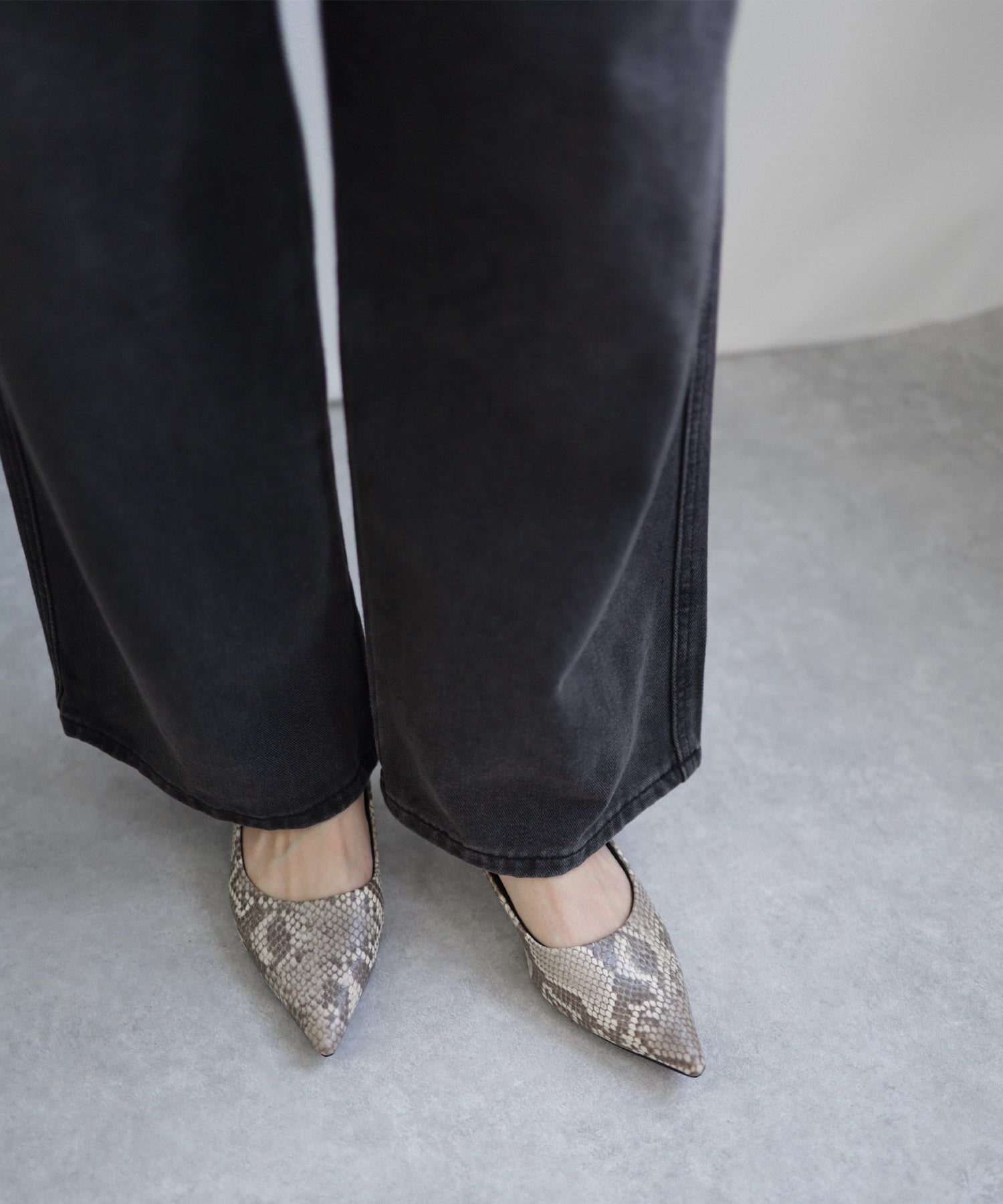 カーブヒールポインテッドトゥパンプス