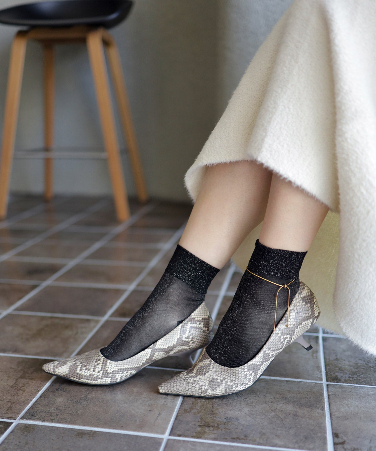 カーブヒールポインテッドトゥパンプス