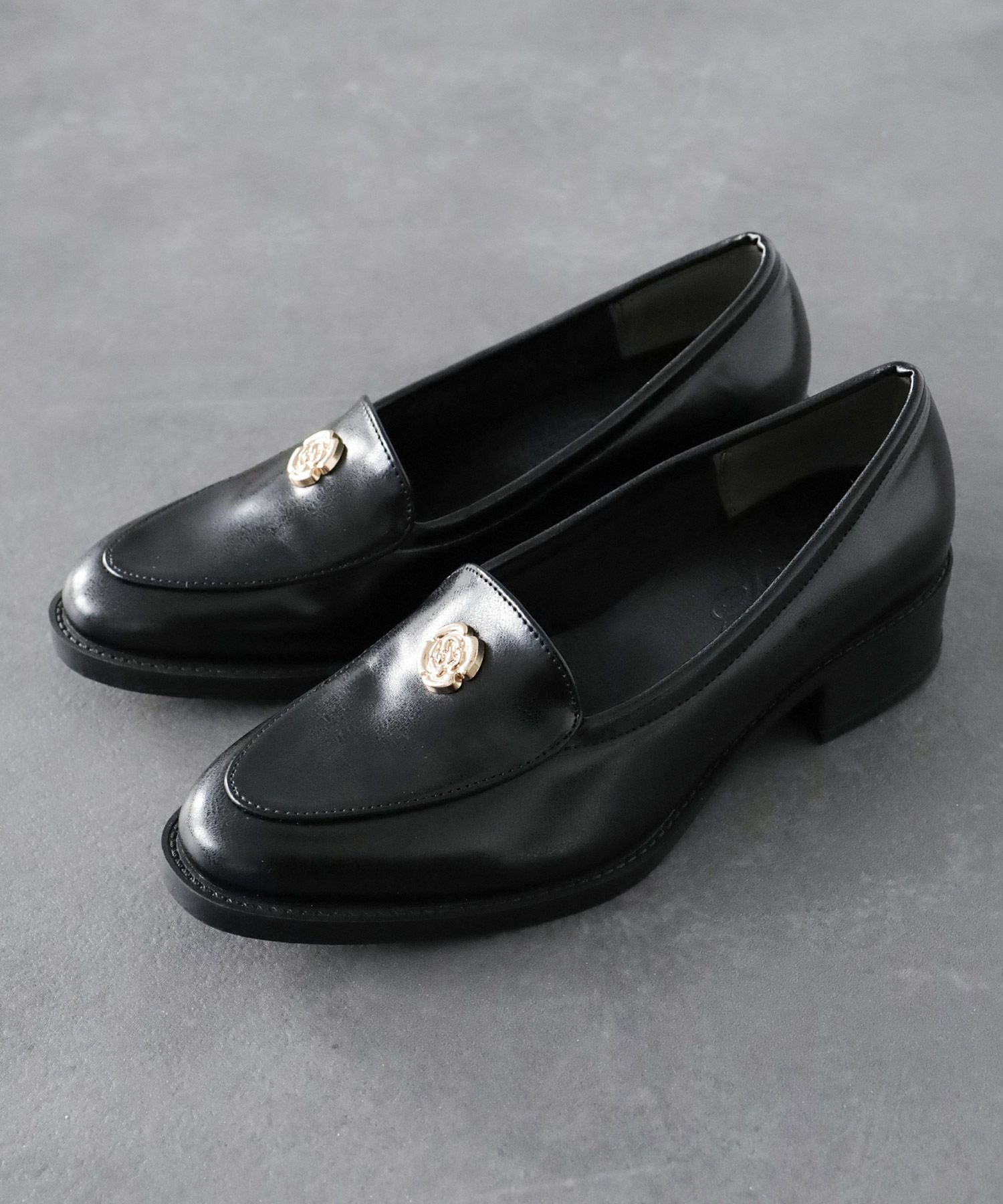 ボタンローファー