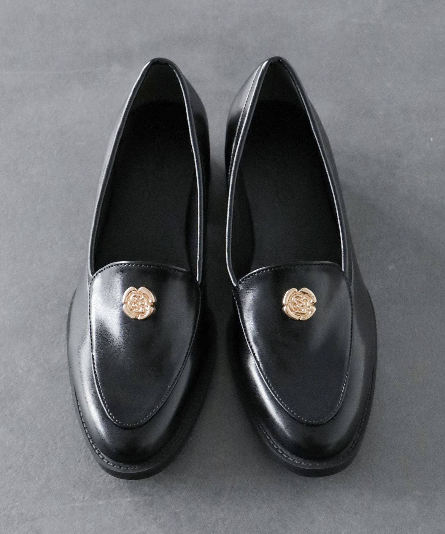 ボタンローファー