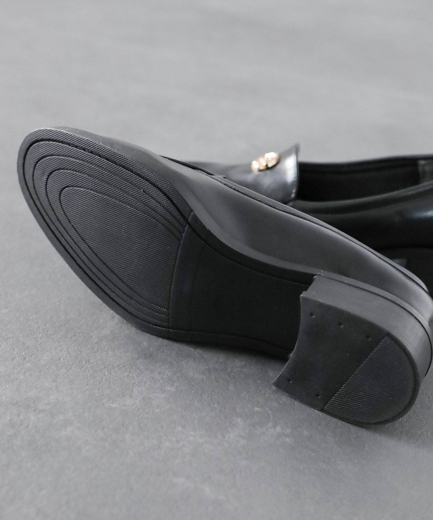 ボタンローファー