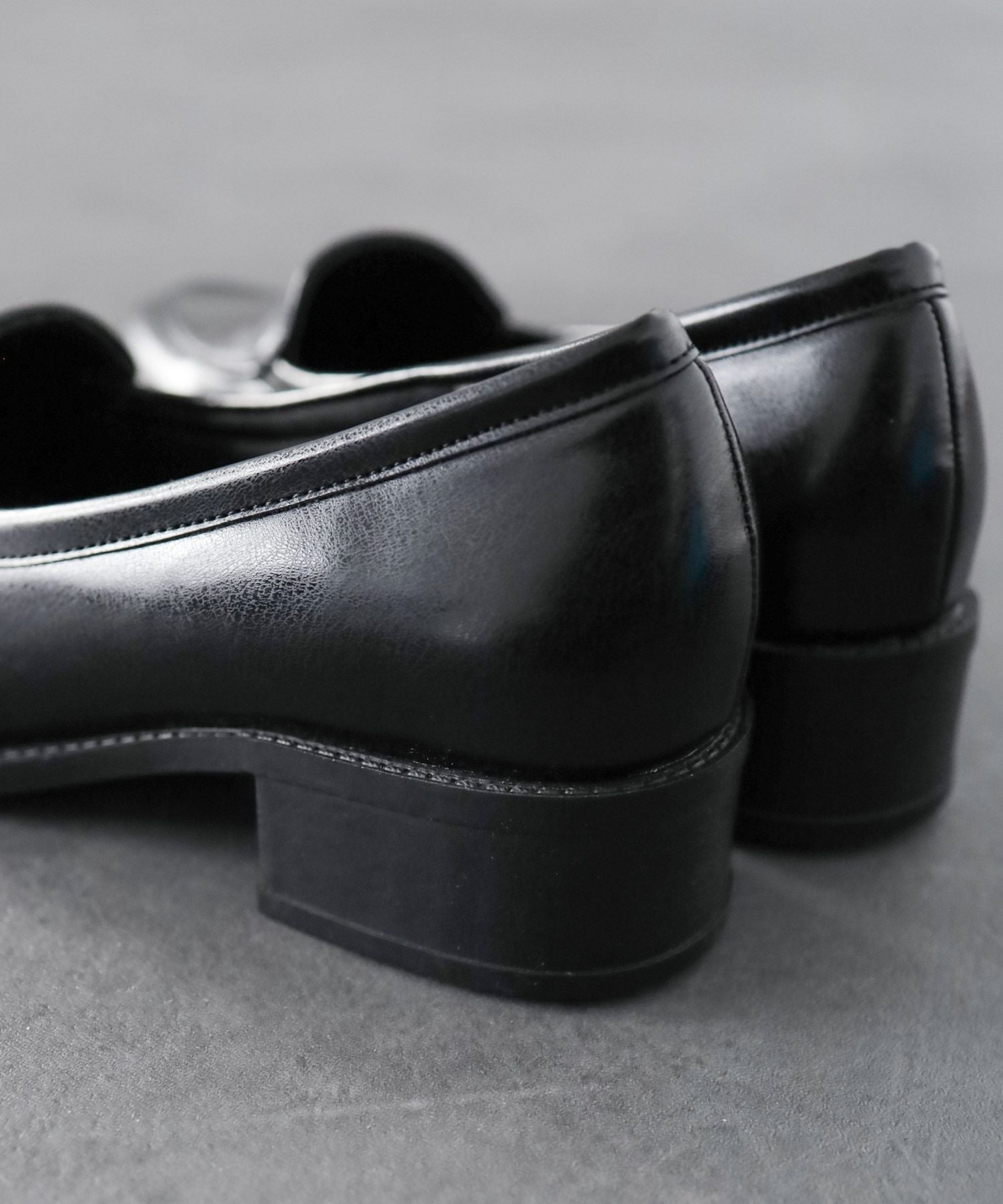 ボタンローファー