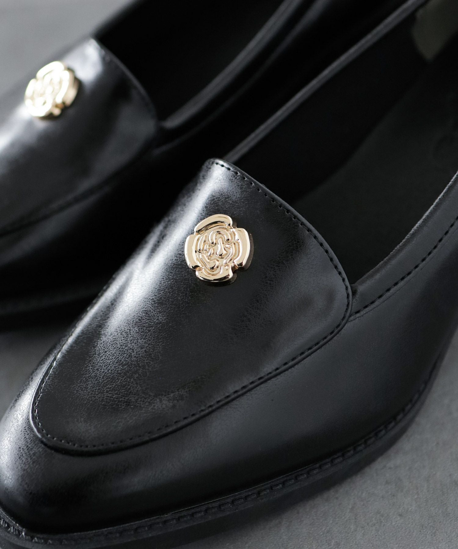 ボタンローファー