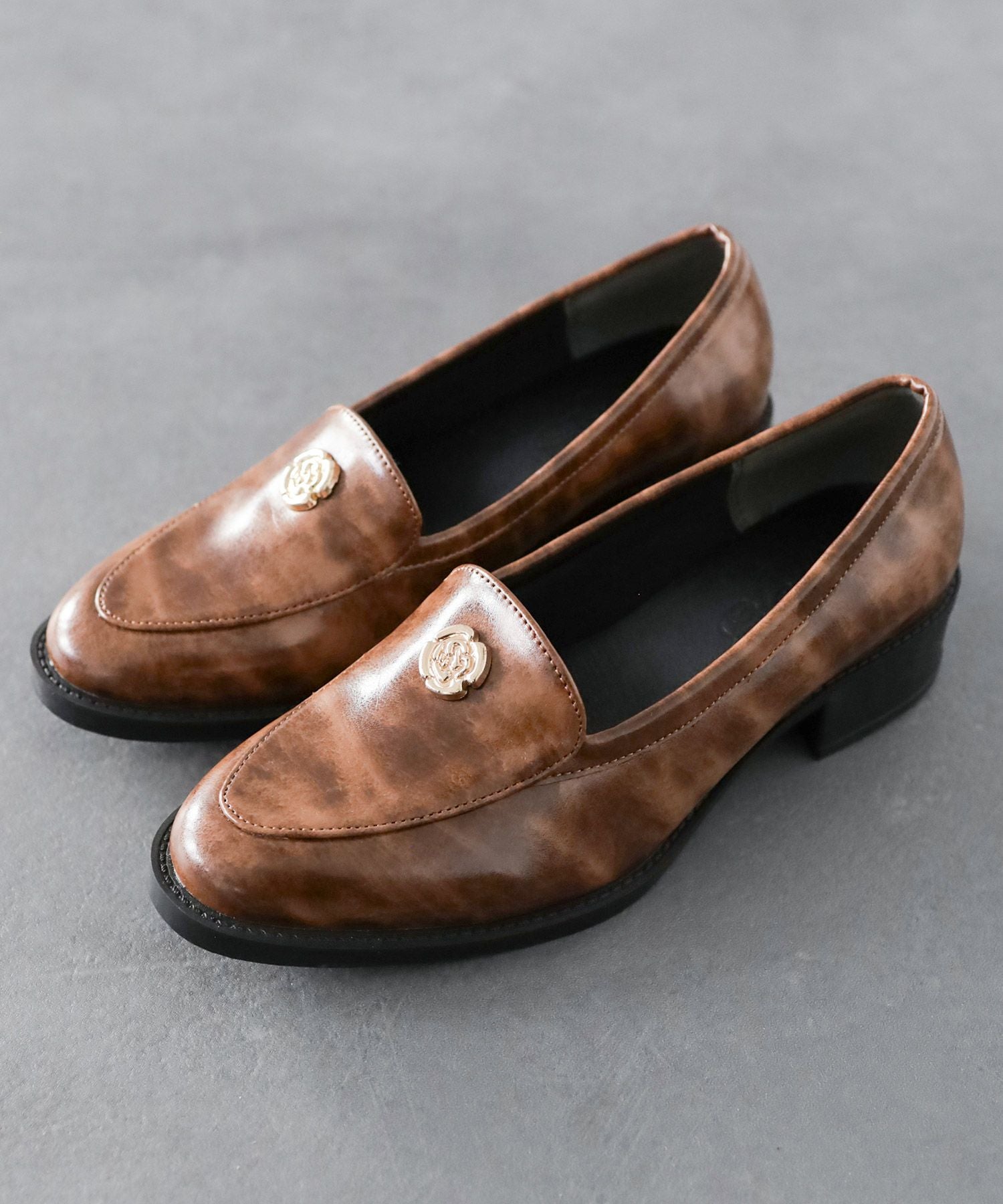 ボタンローファー