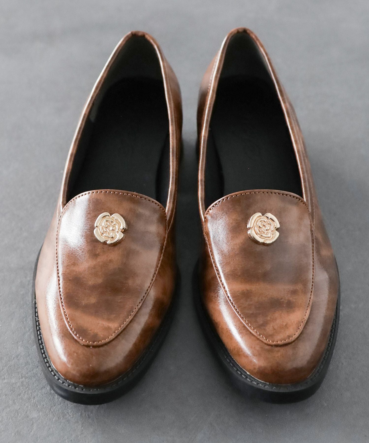 ボタンローファー