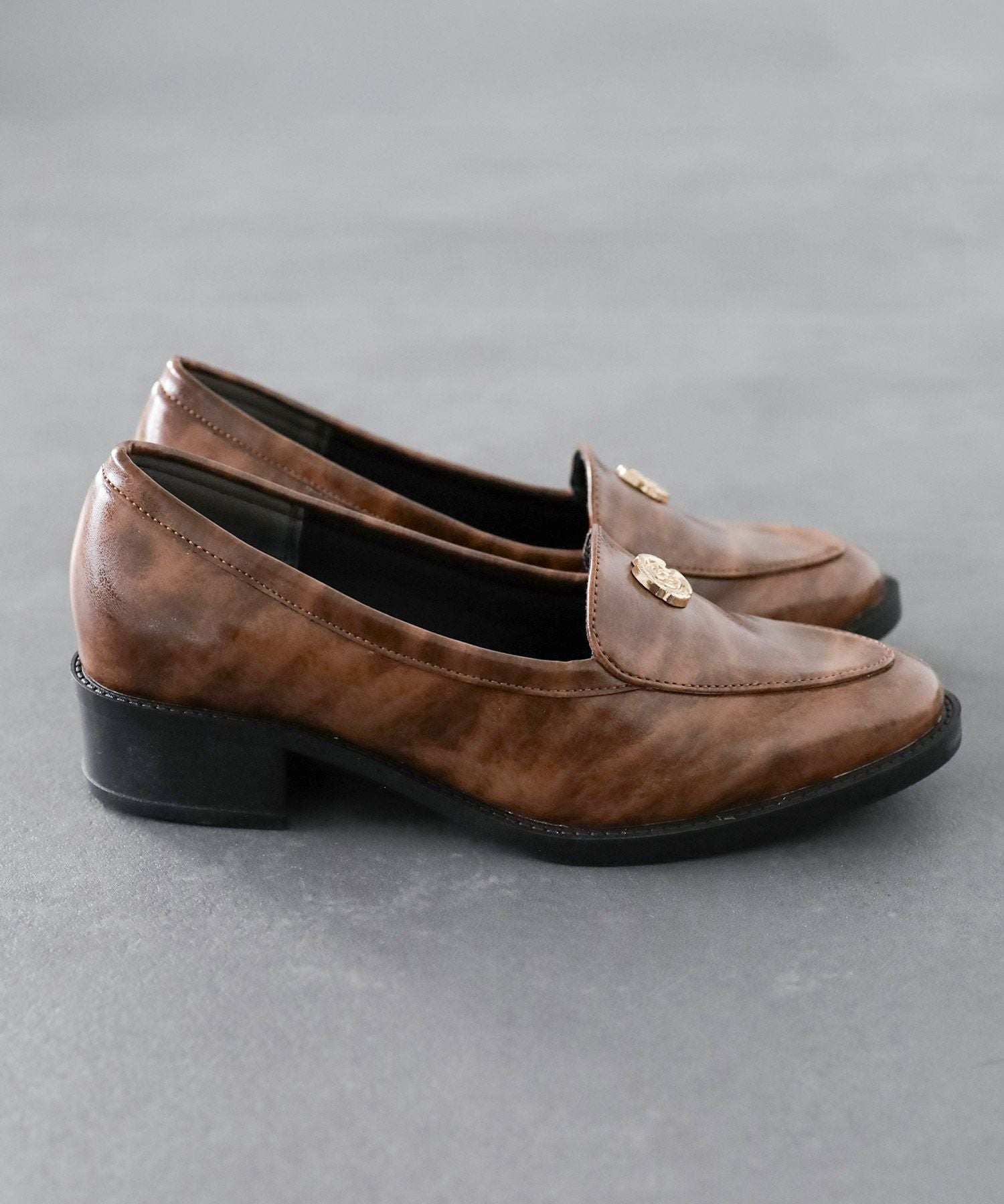 ボタンローファー