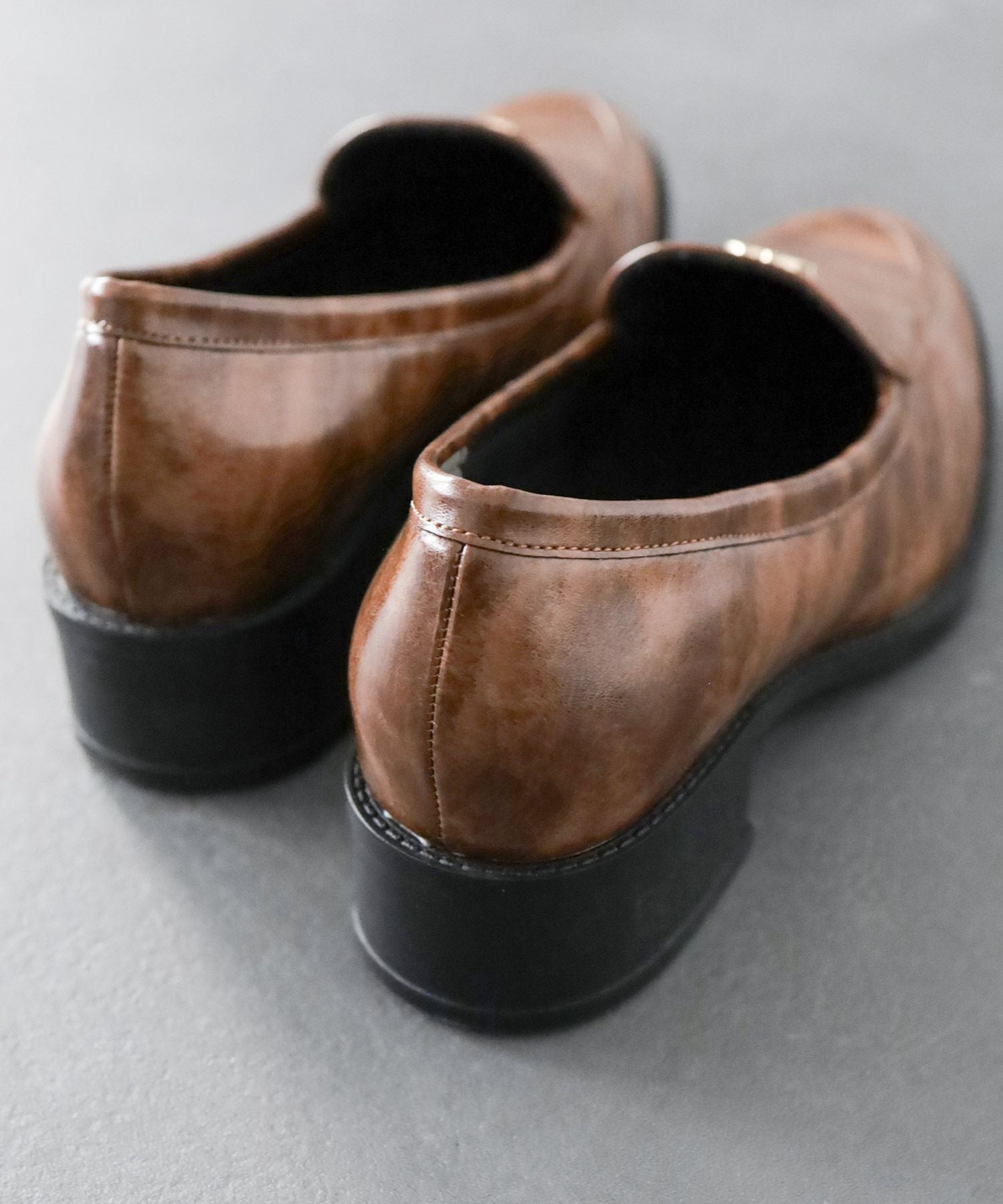 ボタンローファー