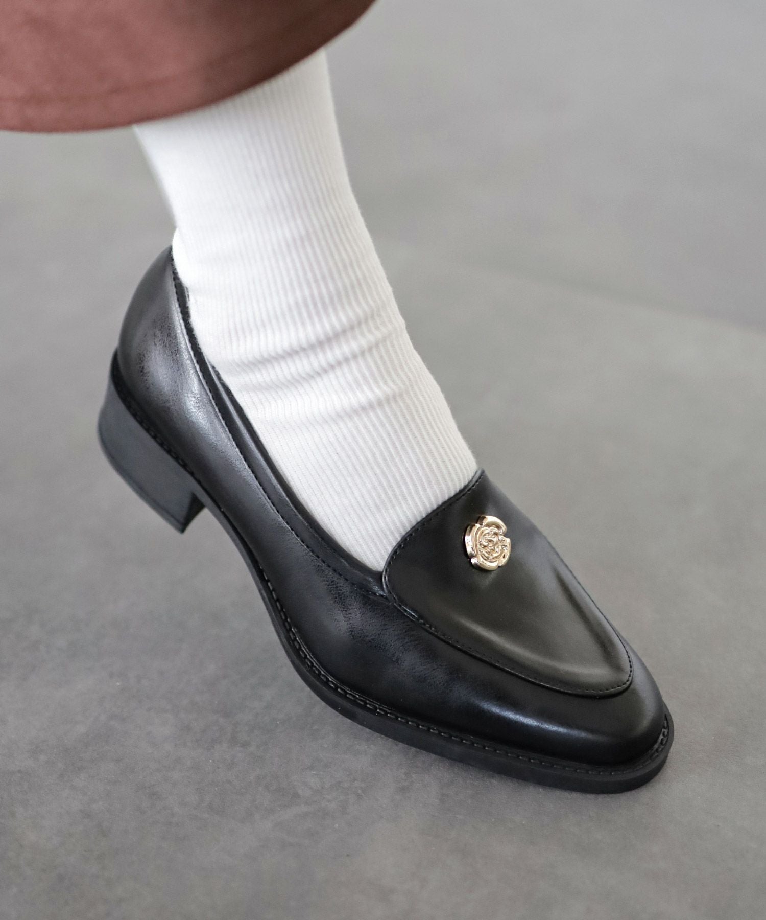 ボタンローファー